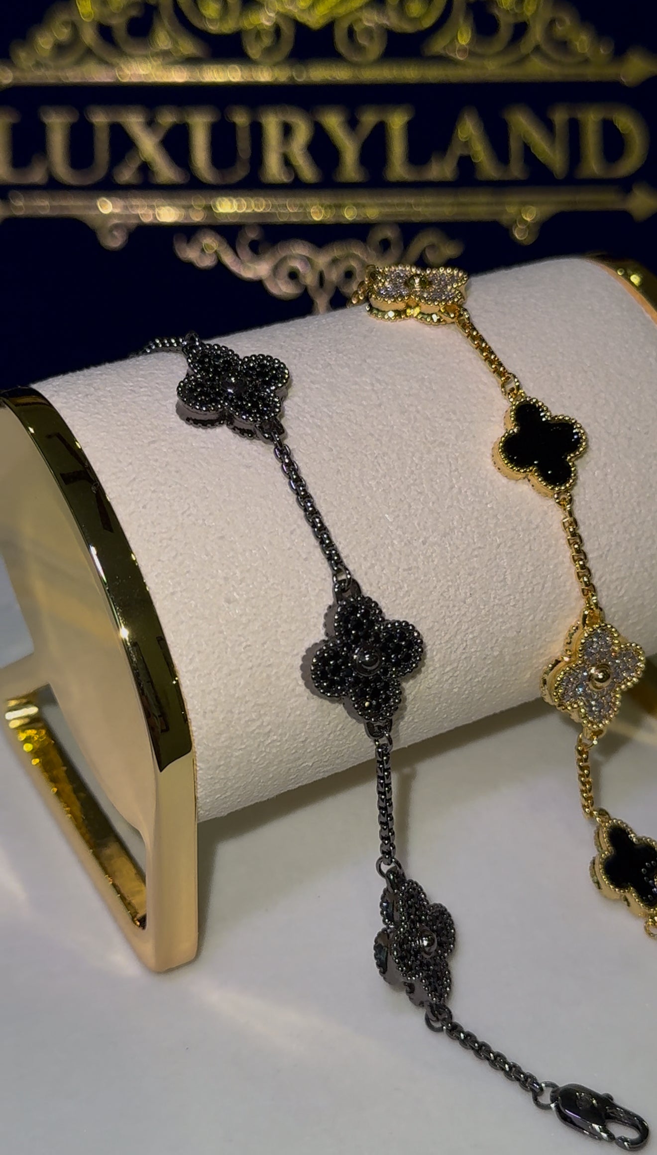 Combo de brazaletes VC. full black y brazalete VC golden x black