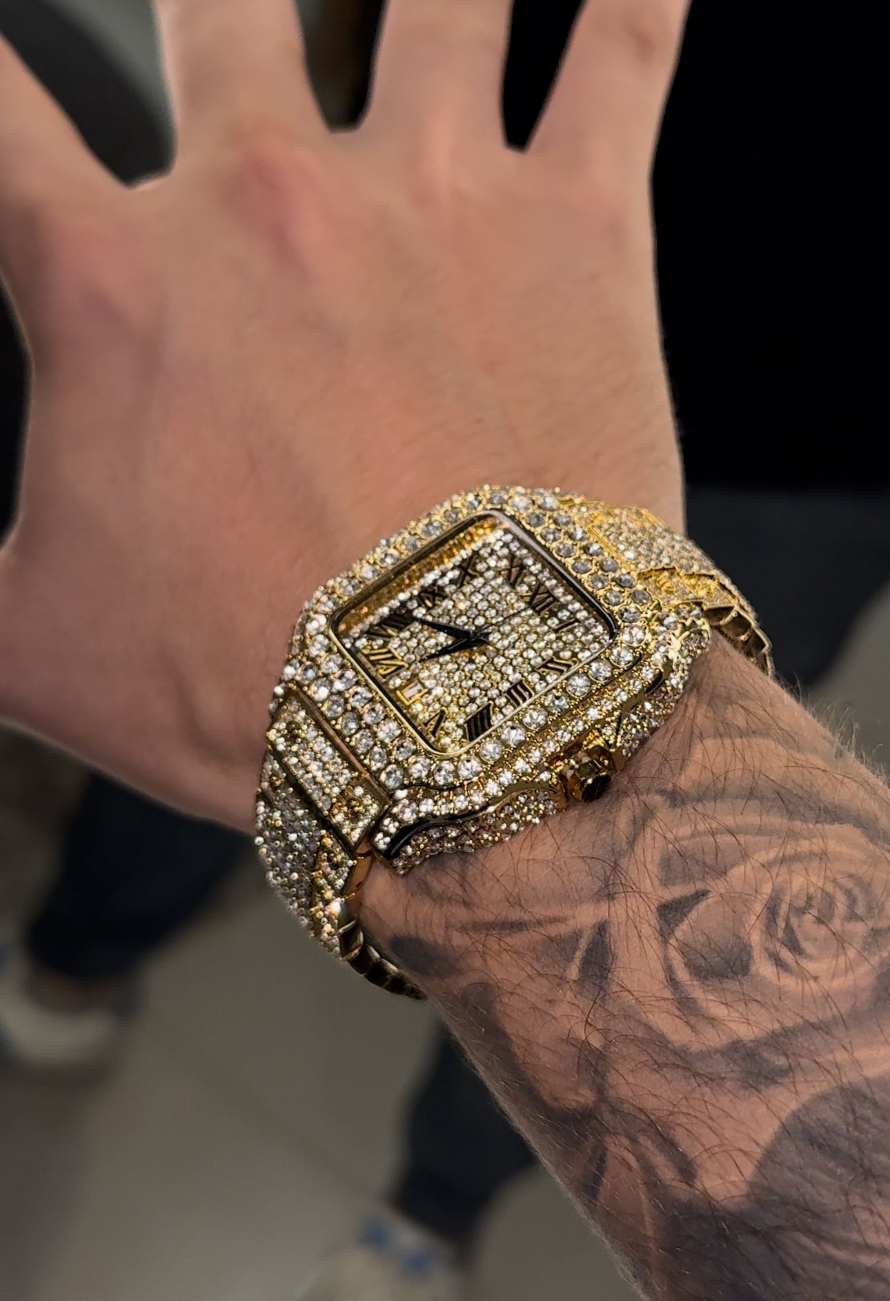 Reloj Square CRTR type reloj gold and gold background