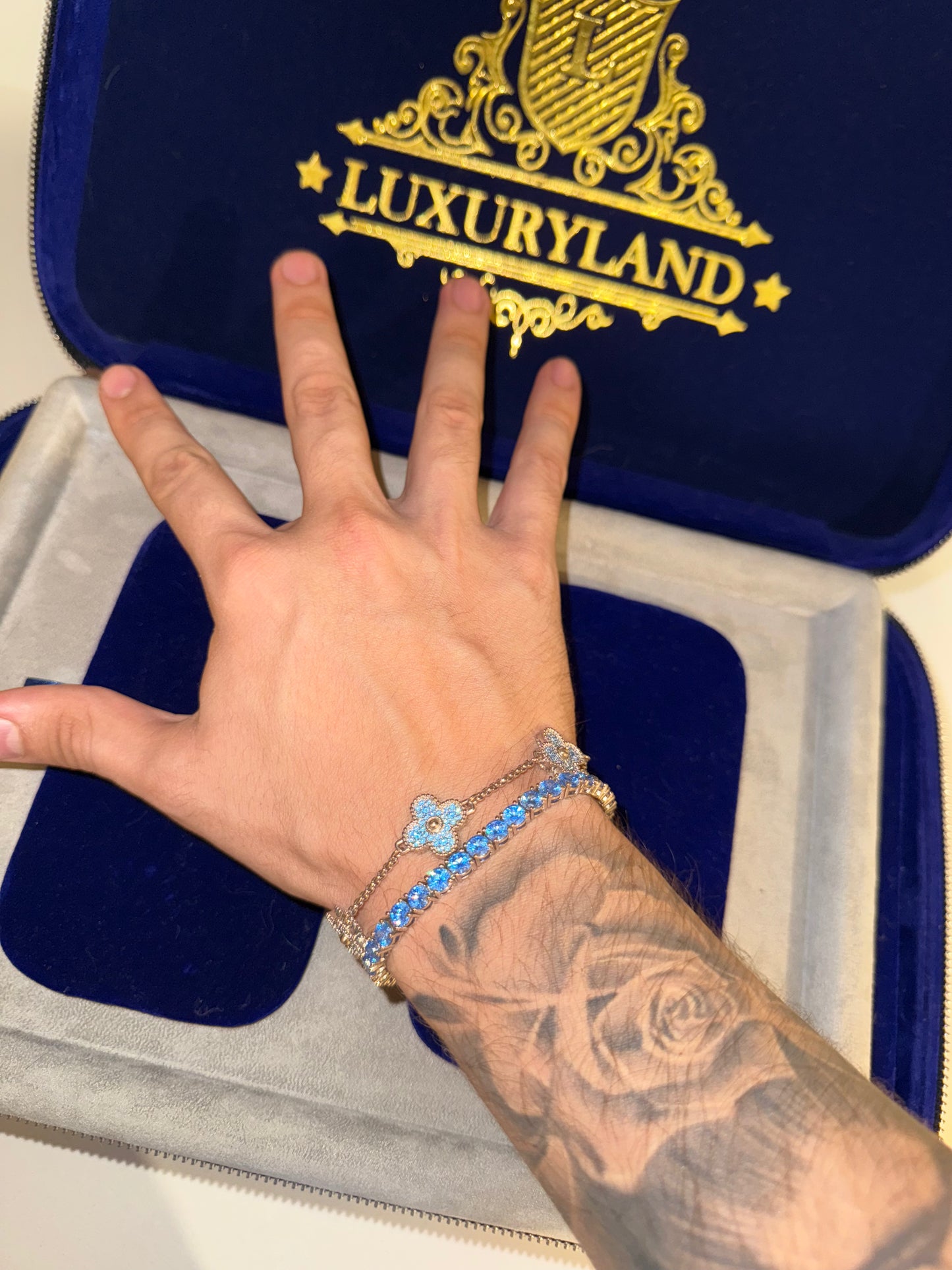 Combo de brazalete tennis blue 5 mm y brazalete VC. blue and whitegold plated 22 micras