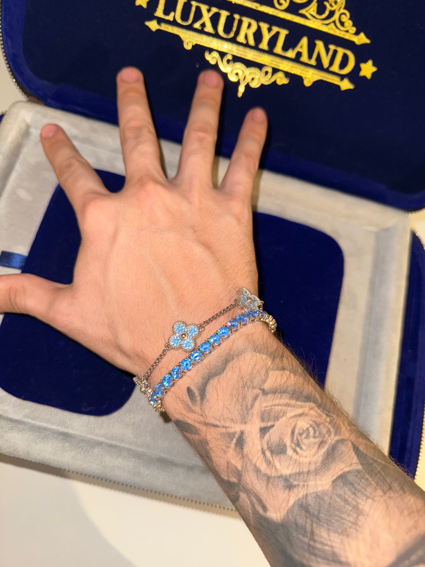 Combo de brazalete tennis blue 5 mm y brazalete VC. blue and whitegold plated 22 micras