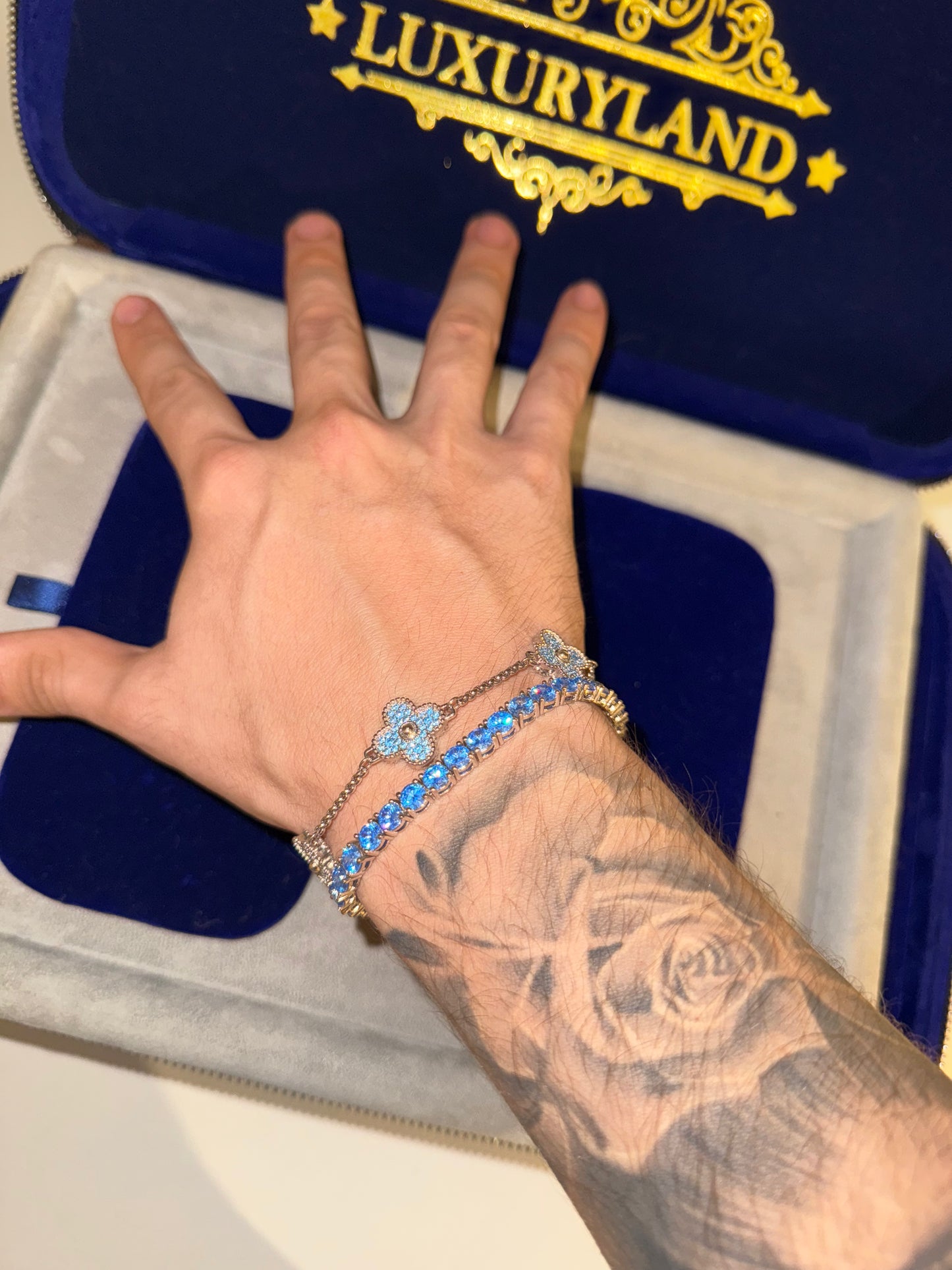 Combo de brazalete tennis blue 5 mm y brazalete VC. blue and whitegold plated 22 micras