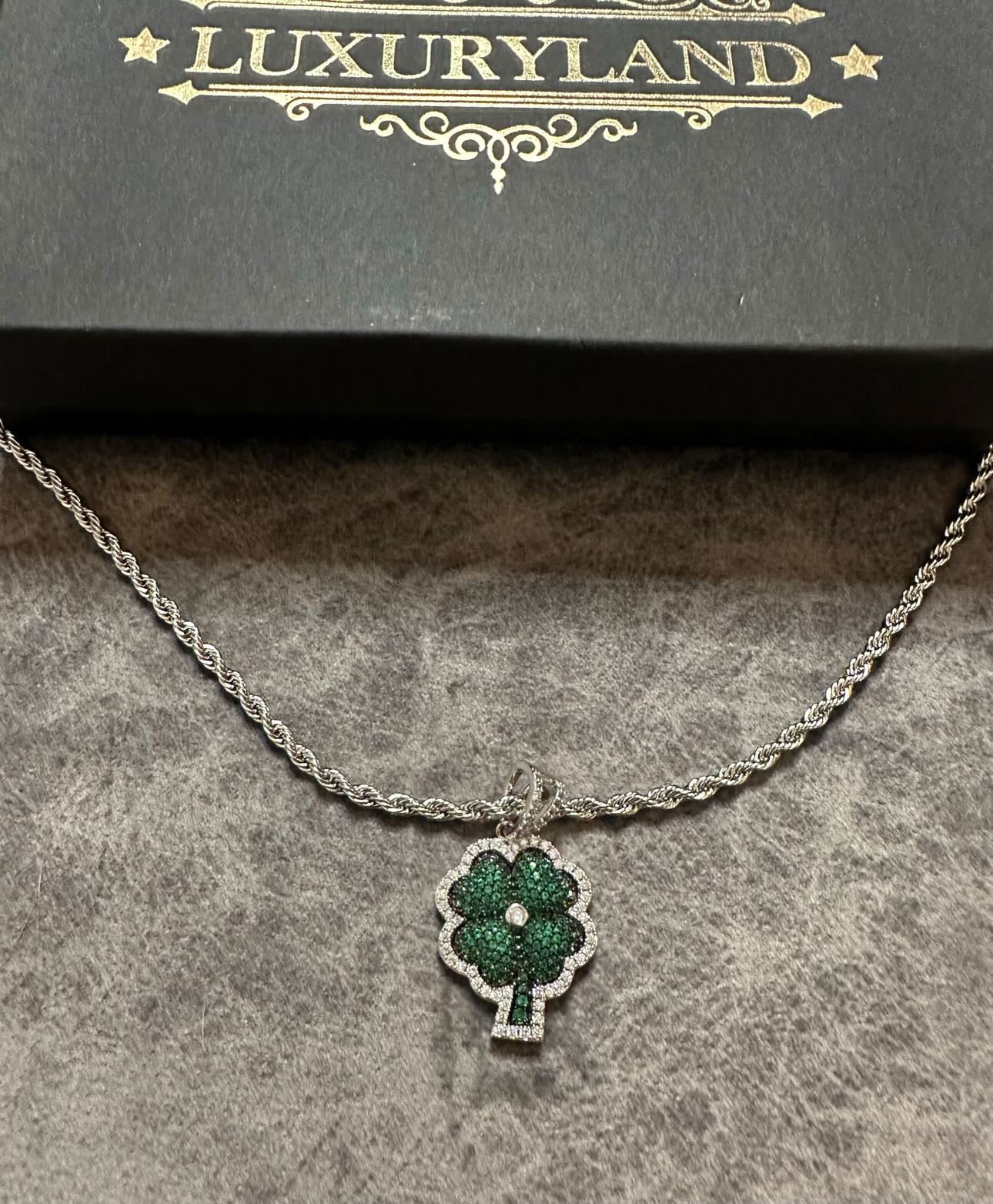 Dije de trébol con cadena torzal white gold