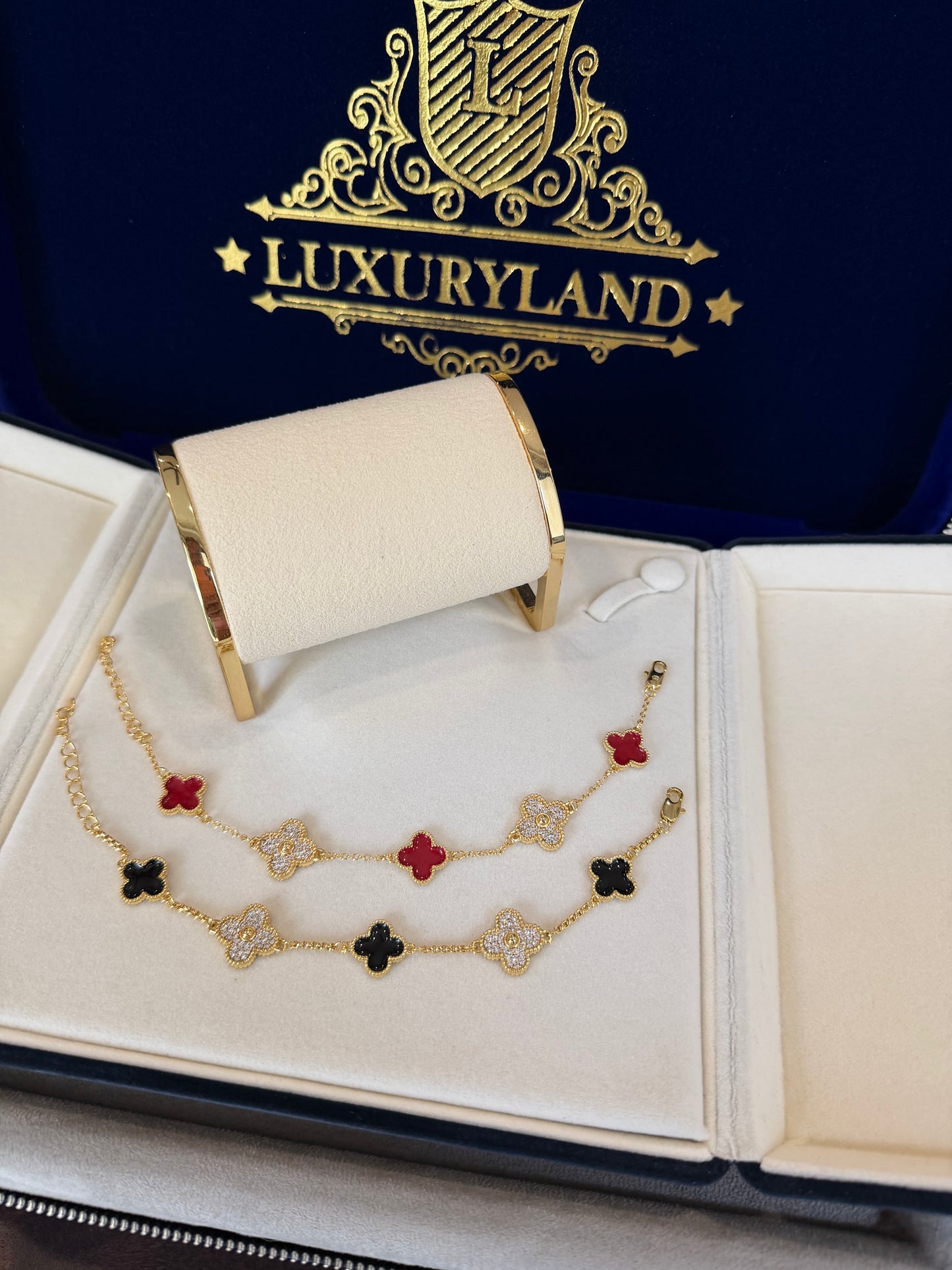 Combo de brazaletes VC. Golden x red y brazalete VC golden x black