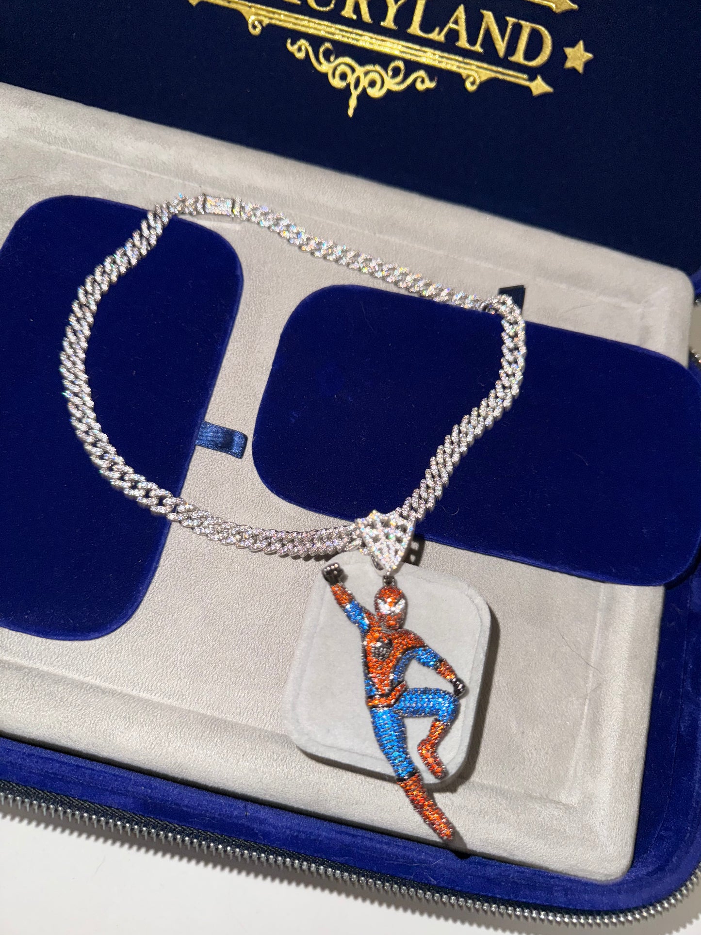Dije Spiderman con cuban link 7 mm en promo (cadena en 50 cm)