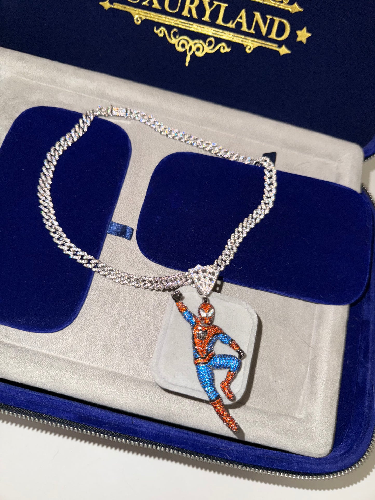 Dije Spiderman con cuban link 7 mm en promo (cadena en 50 cm)