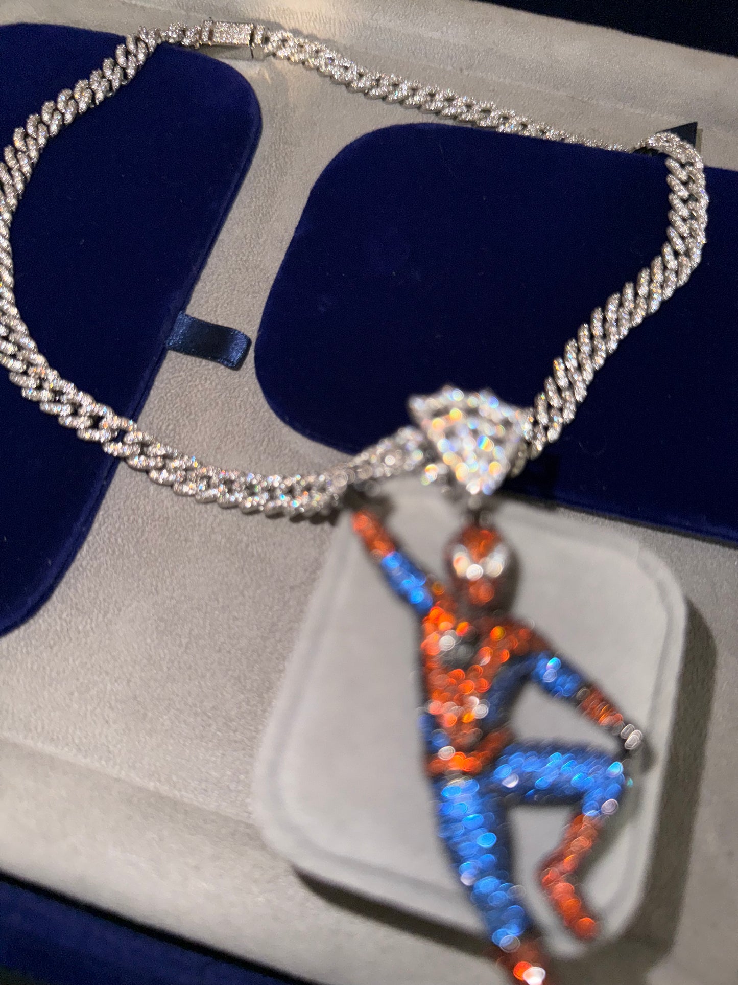 Dije Spiderman con cuban link 7 mm en promo (cadena en 50 cm)