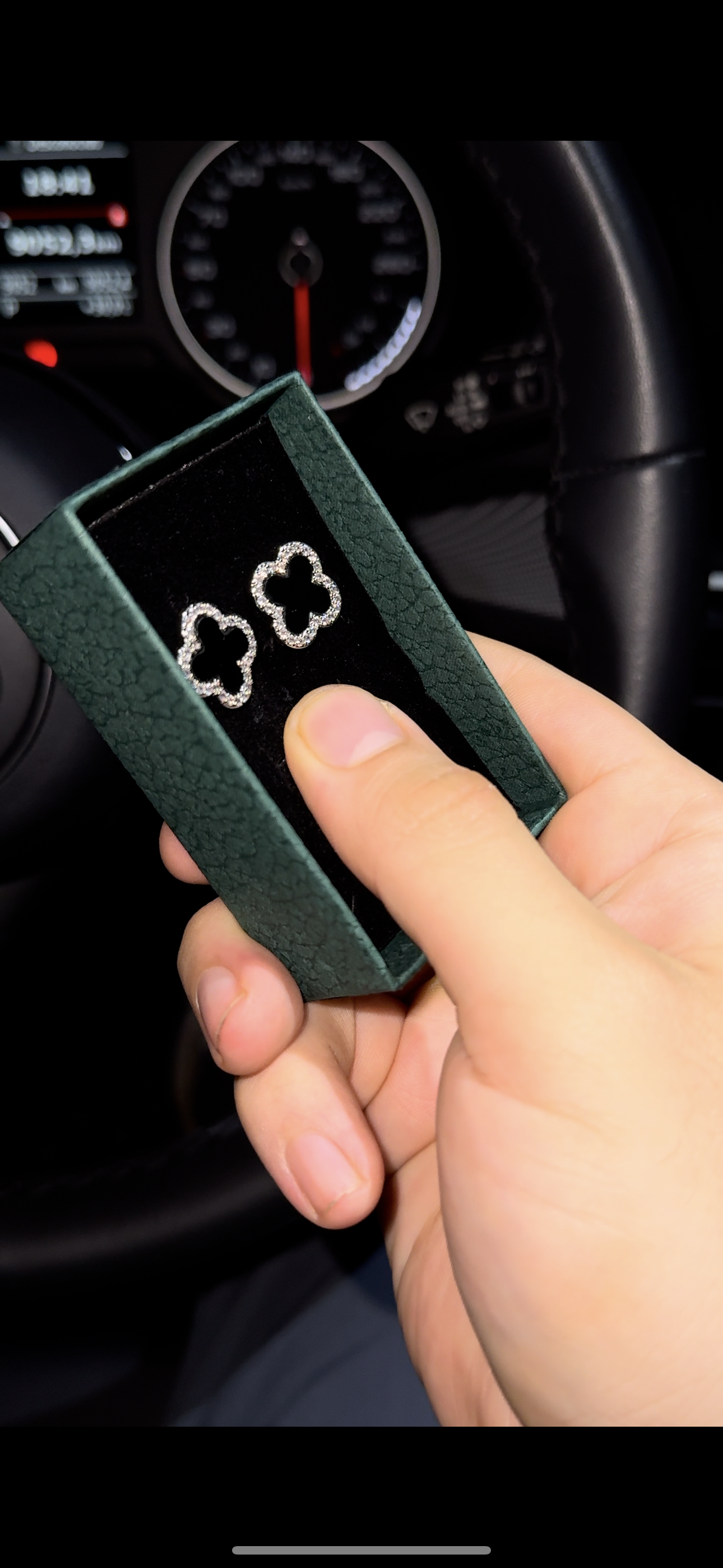 Aretes VC. whitegold plated black bottom