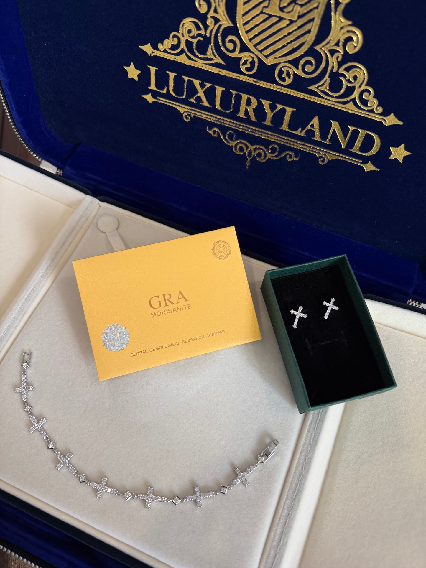 Combo de brazalete de cruz tennis whitegold y aretes de cruz tennis