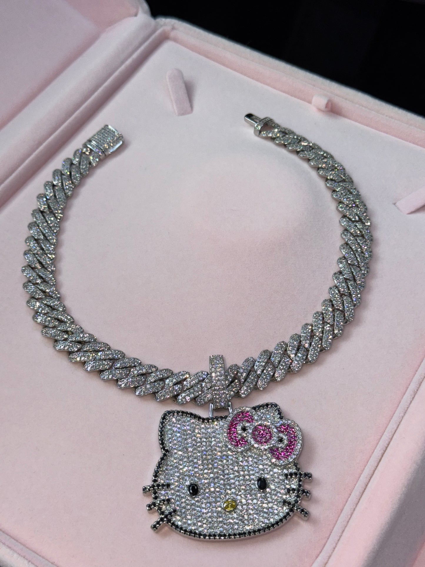 Dije de dama con gargantilla prong link 13 mm