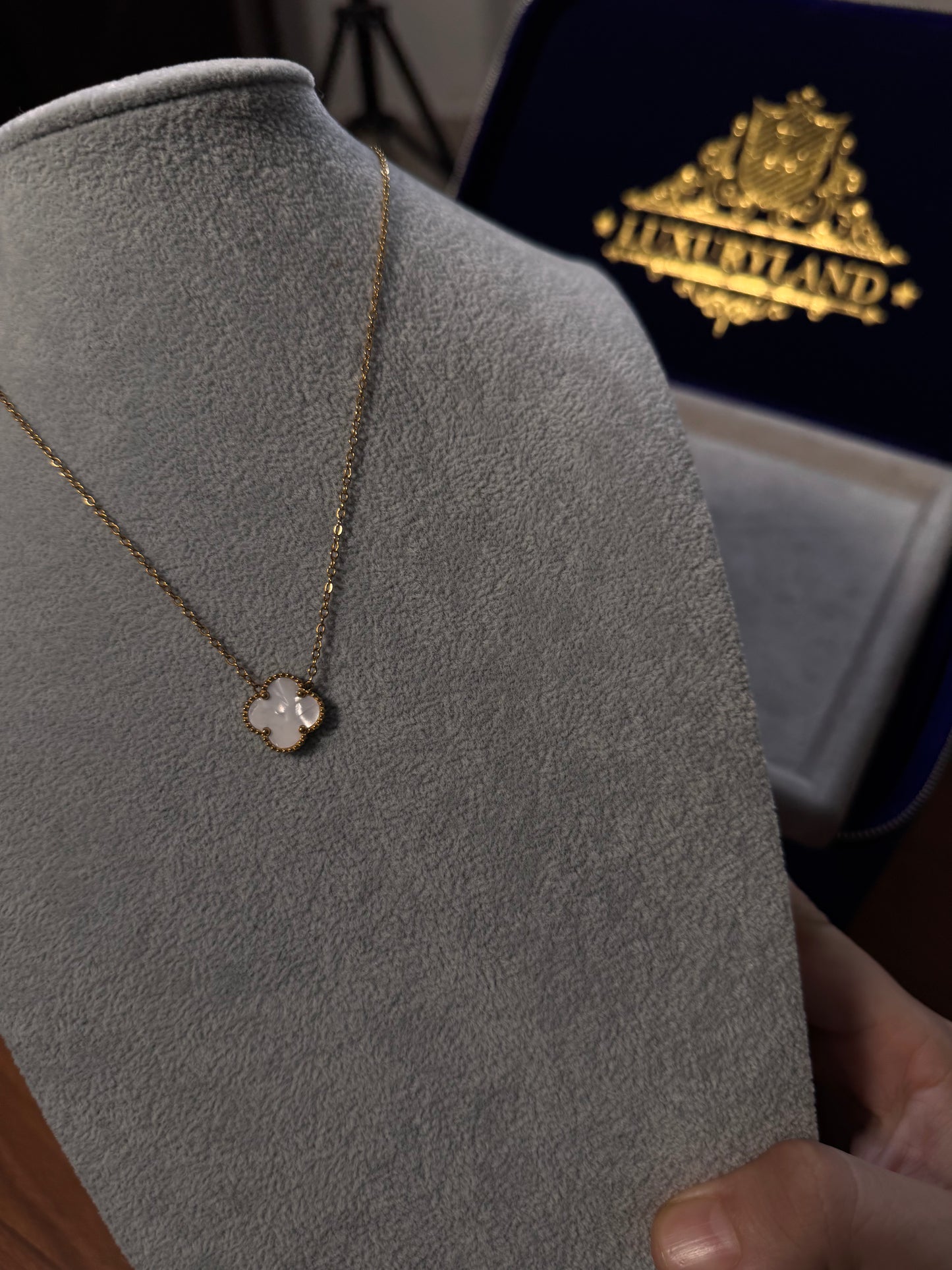 Gargantilla VC. 2 mm de un trébol white blanco marm gold plated 18k