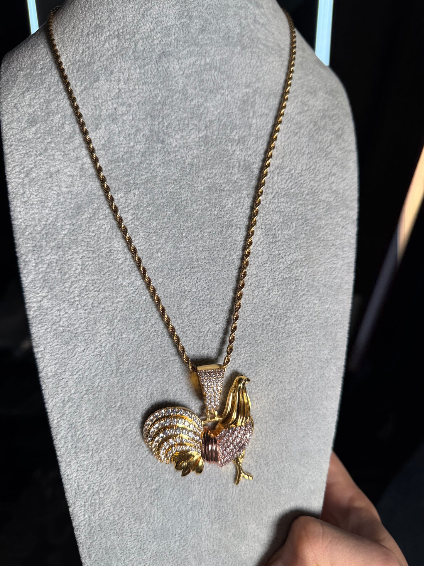 Dije de gallo con cadena 13 mm prong link rose gold