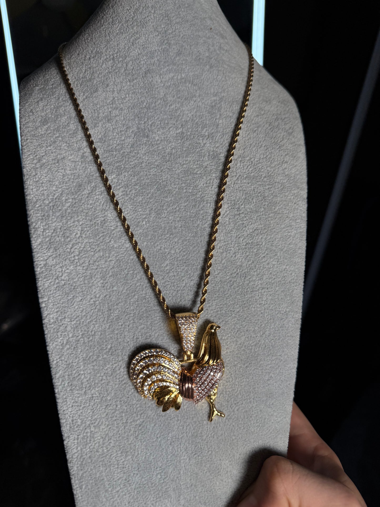 Dije de gallo con cadena 13 mm prong link rose gold