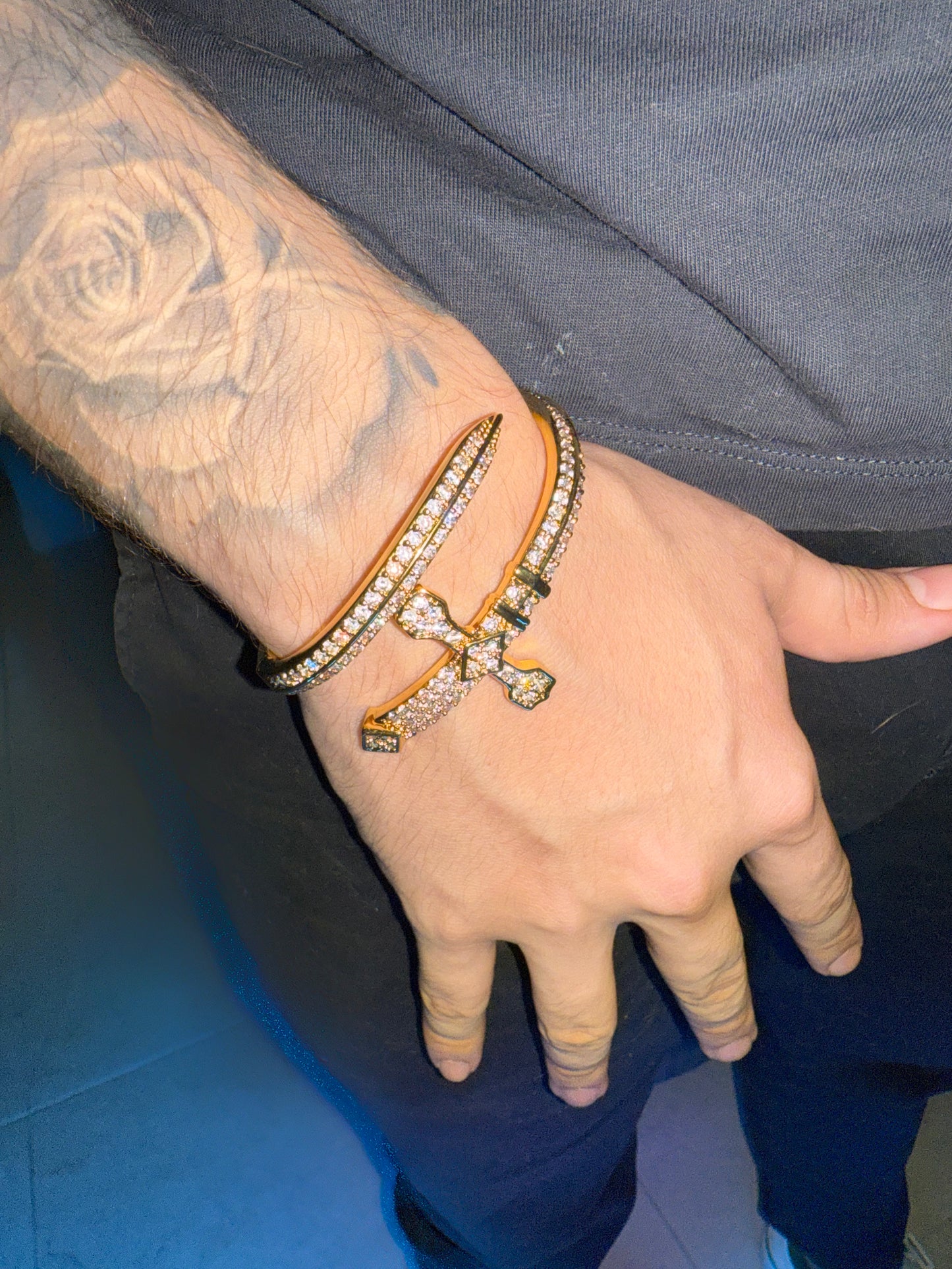 Brazalete cruz espada laminado en 18 quilates