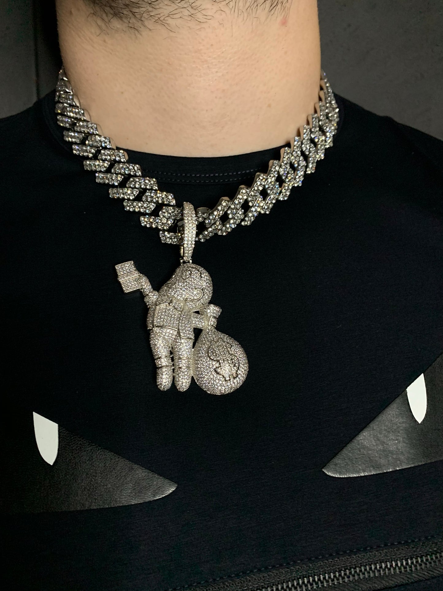 Copia de Cadena iced out cuban link con dije de Richi rich, oro blanco laminado 18k, (4 micras)