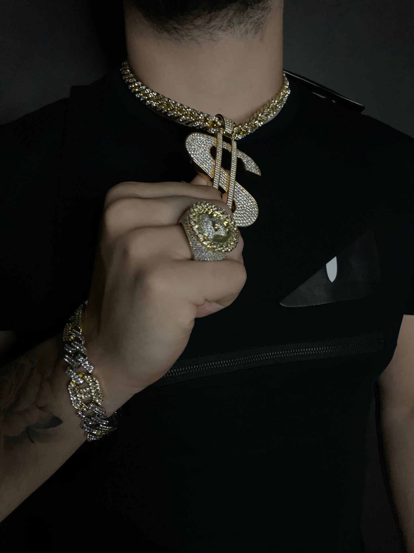 Dije de signo de dinero con cadena cuban link, laminado en oro 18k (4 micras)