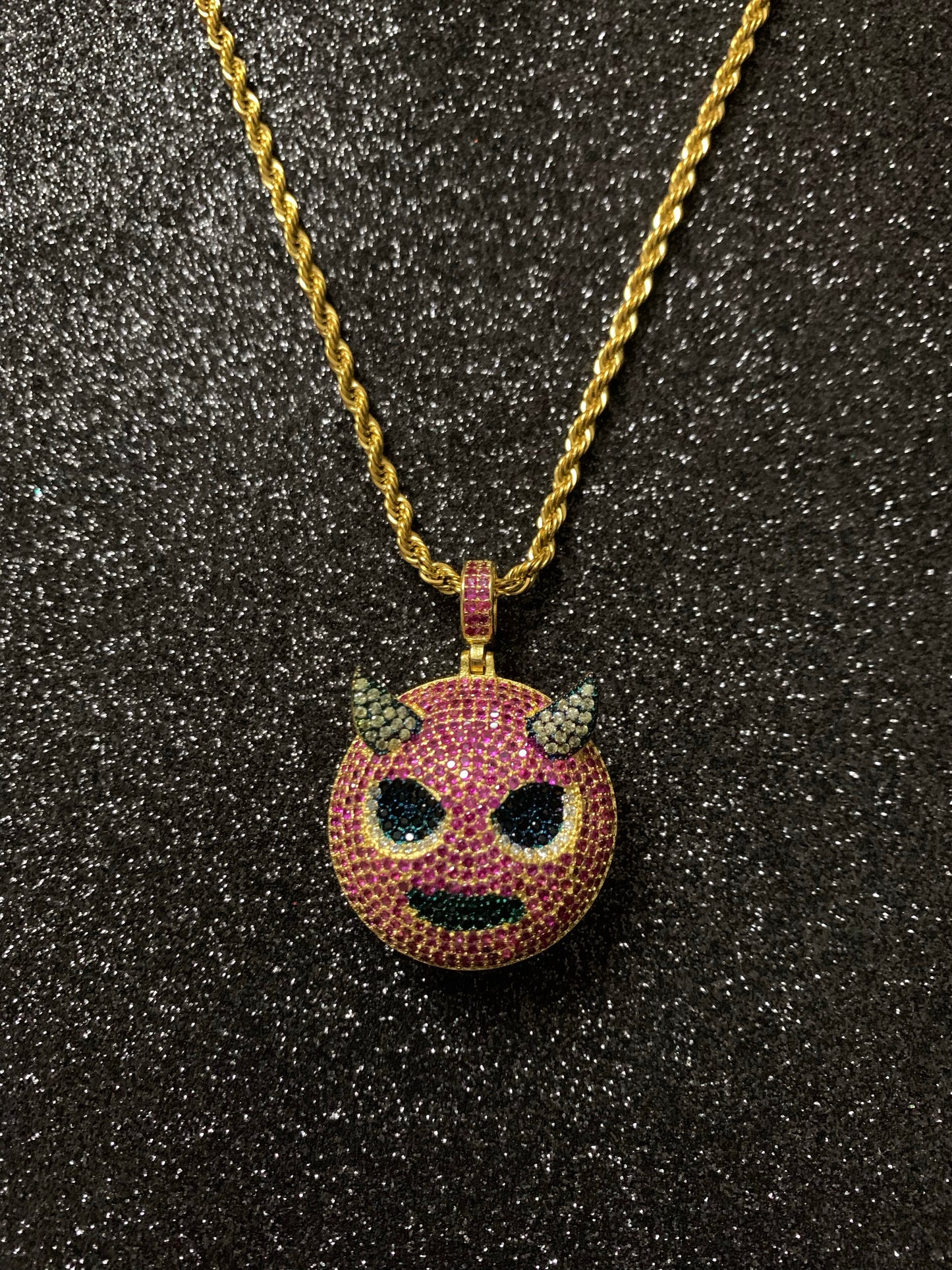 Dije de diablito emoji, laminado en 18k (4 micras) con cristales circonita cubica (CZ) incrustados.