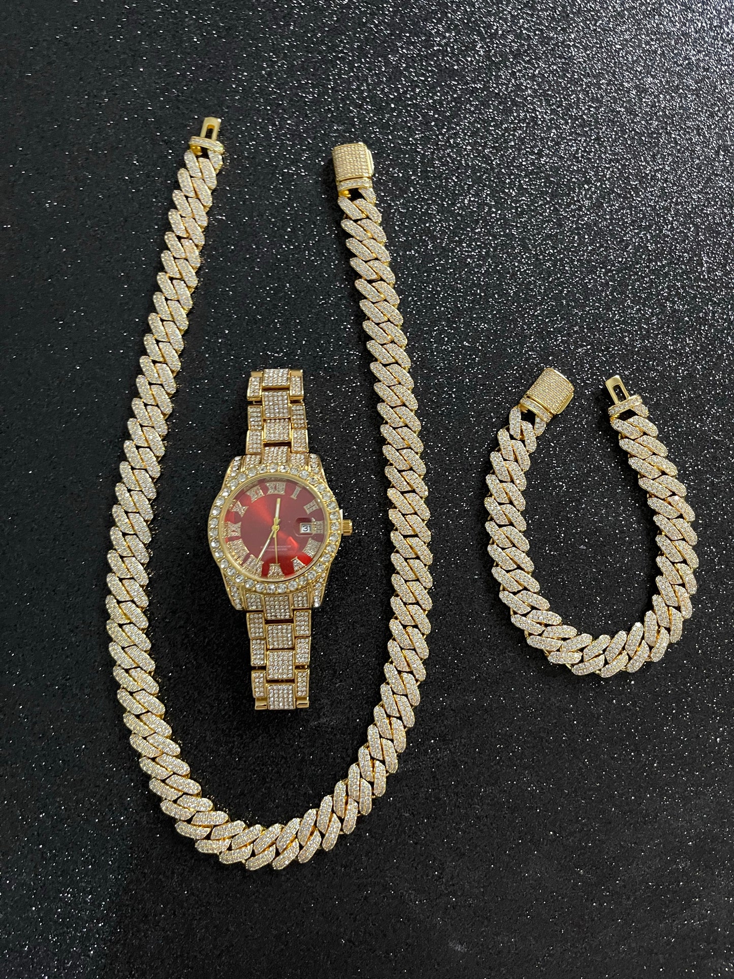 Conjunto en promoción, Cadena, brazalete y reloj.