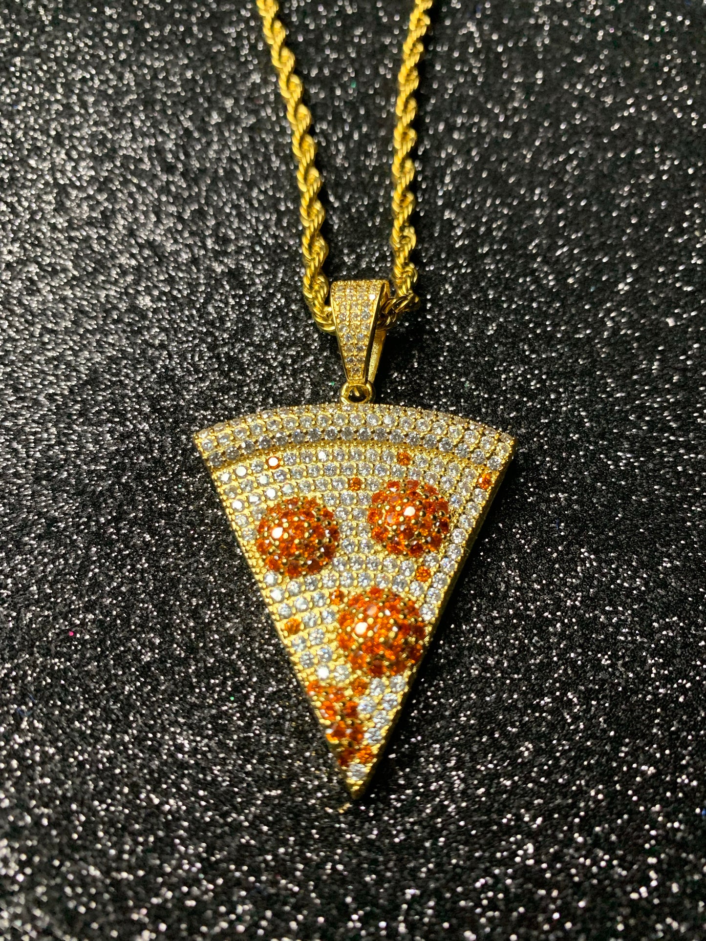 Dije de Pizzaa, oro laminado 18k (4 micras); torzal incluido