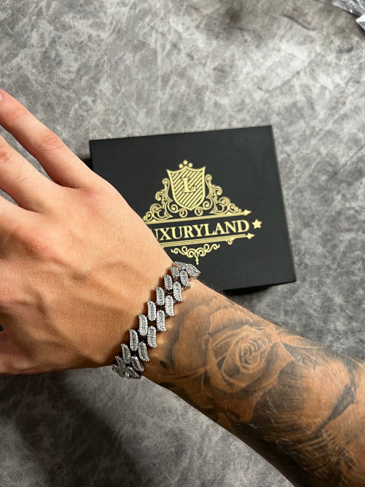 Brazalete corte cubano Spike 12 mm laminado en oro blanco 18 k (22 micras) broche de caja