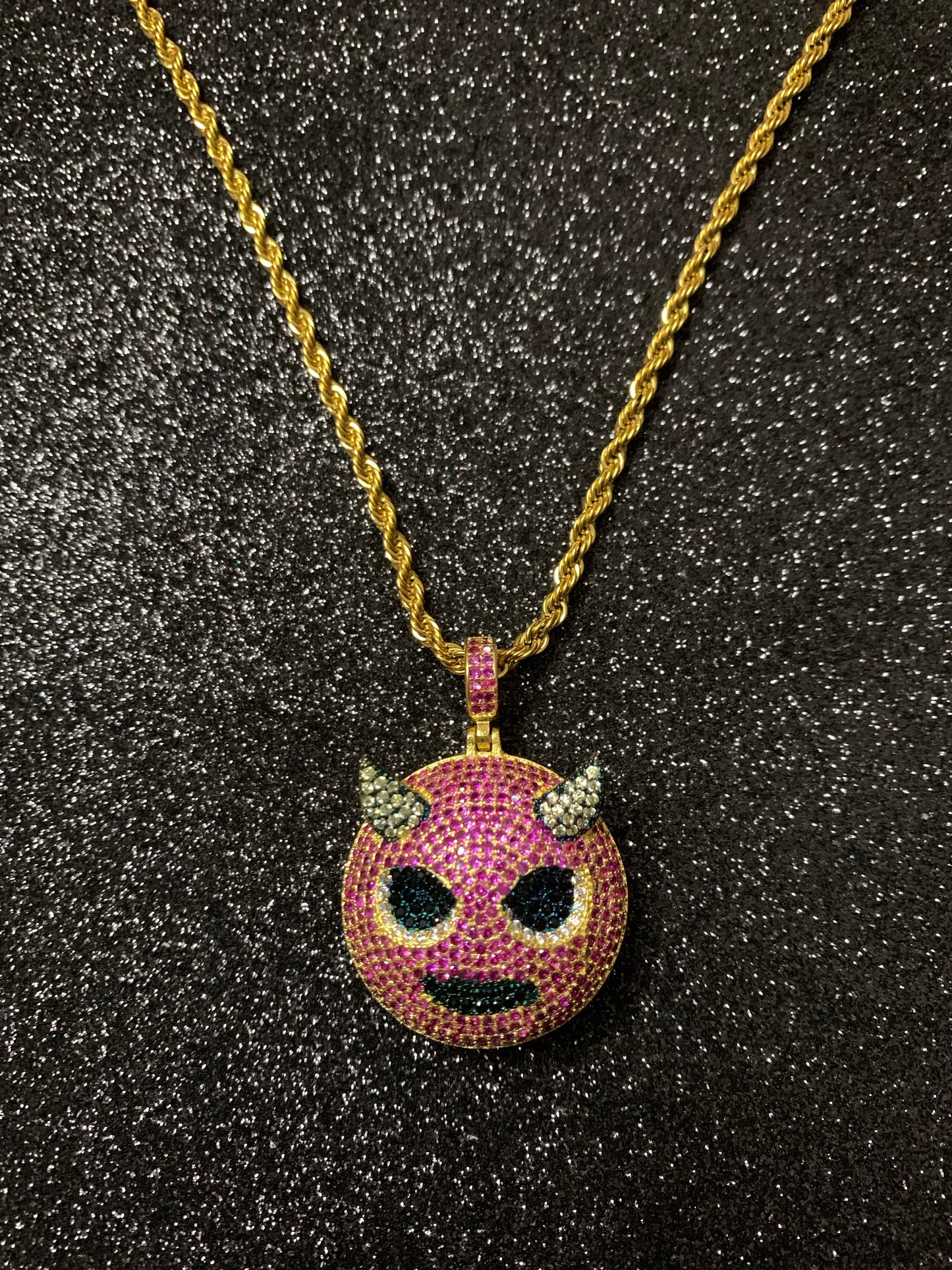 Dije de diablito emoji, laminado en 18k (4 micras) con cristales circonita cubica (CZ) incrustados.