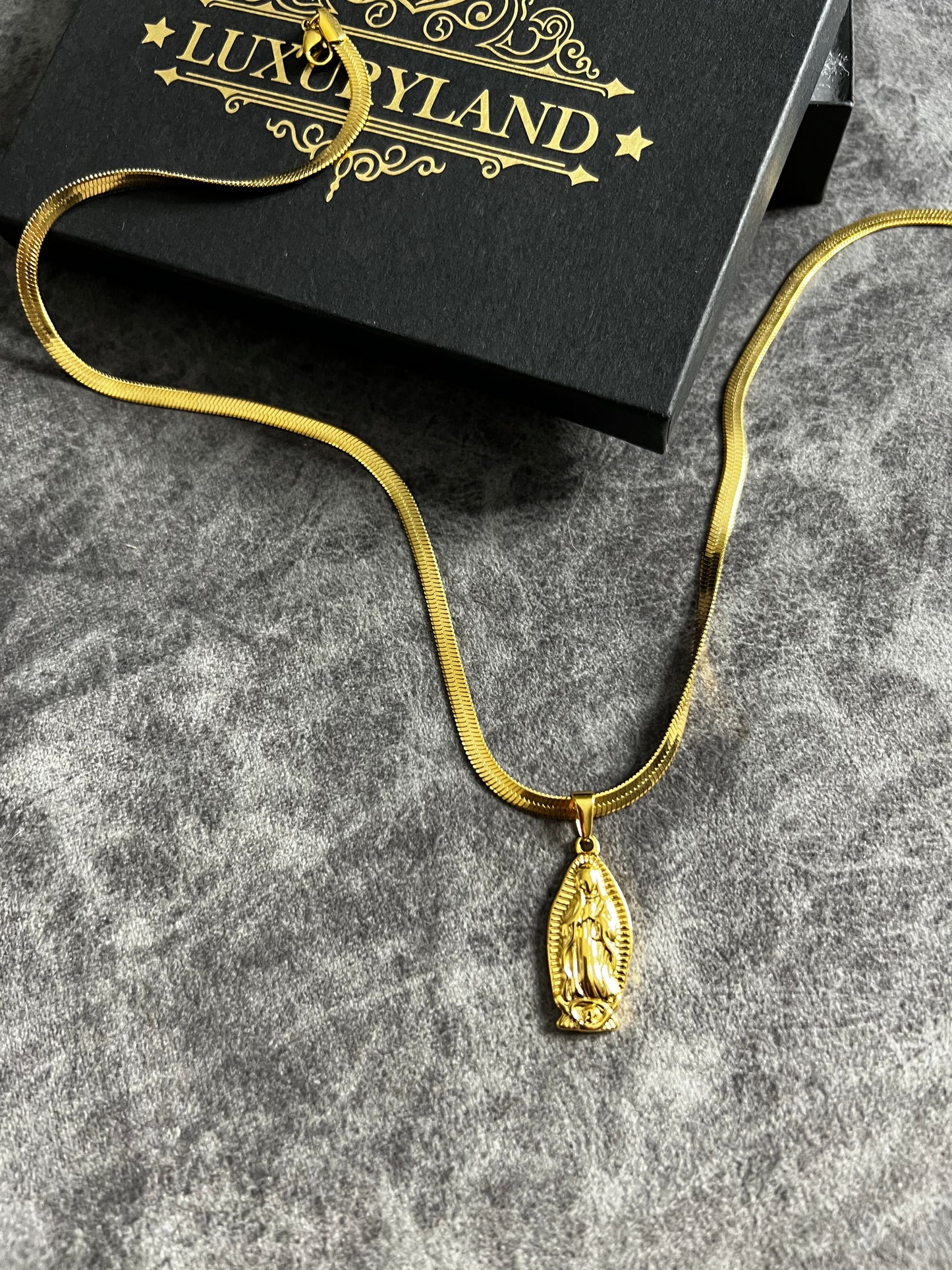 Dije de Virgen con Cadena corte panza de víbora (50 cm)