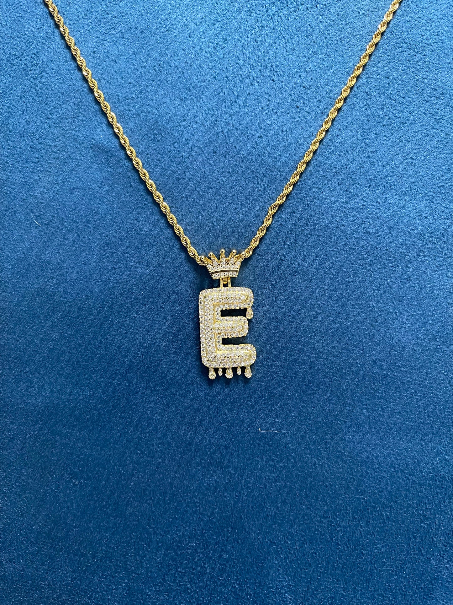 Inicial letra E con cadena torzal de 50 cm incluida