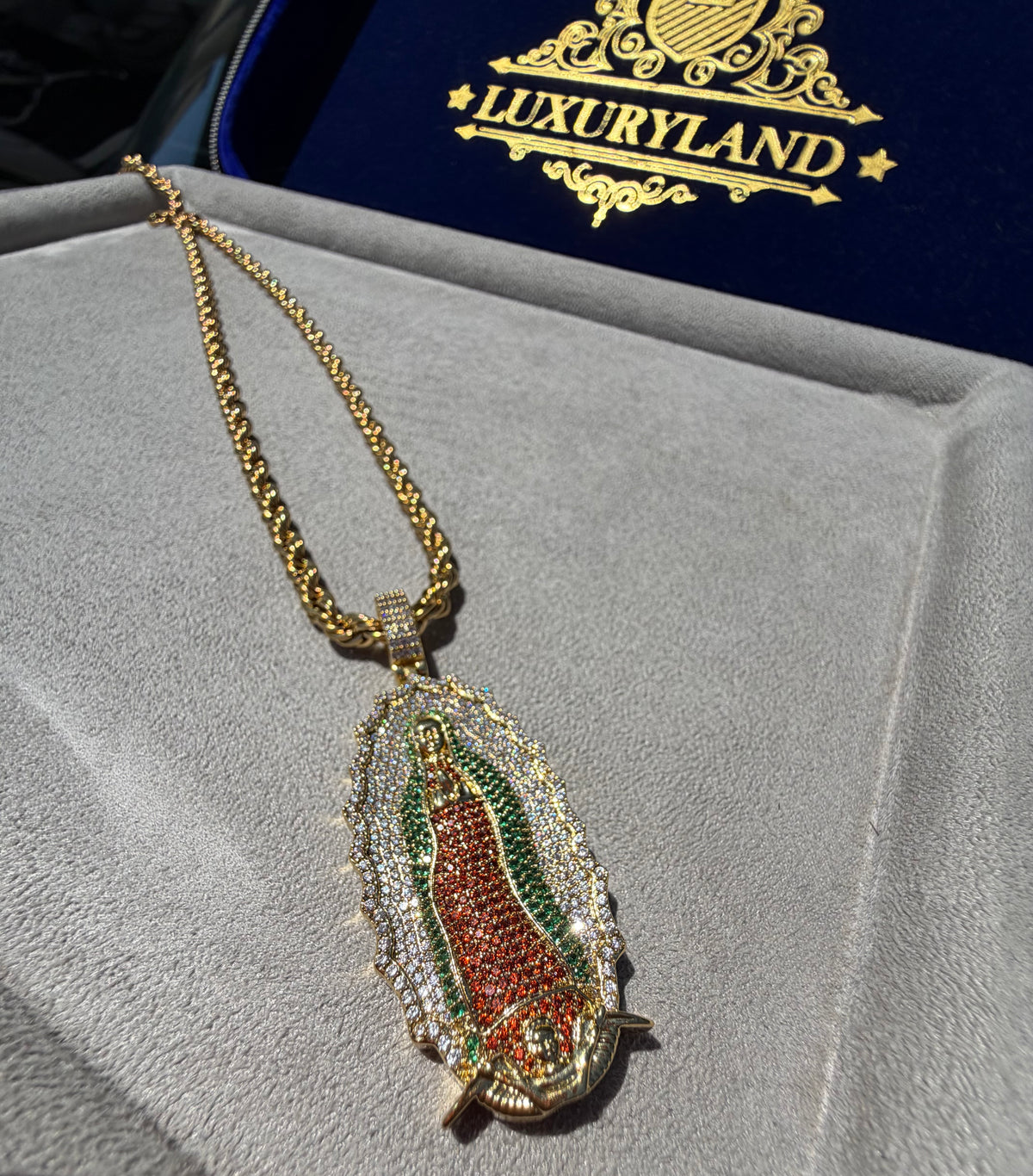 Dije de la virgen colors full iced con cadena torzal 5mm