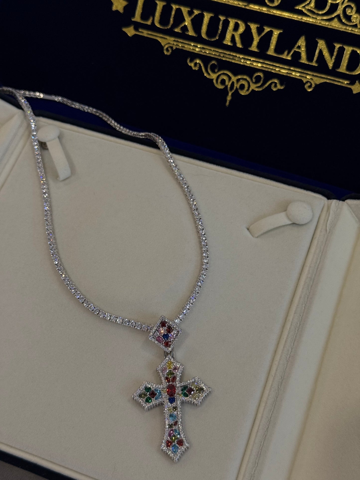 Dije de cruz de vitral full iced con cadena tennis 3mm white gold