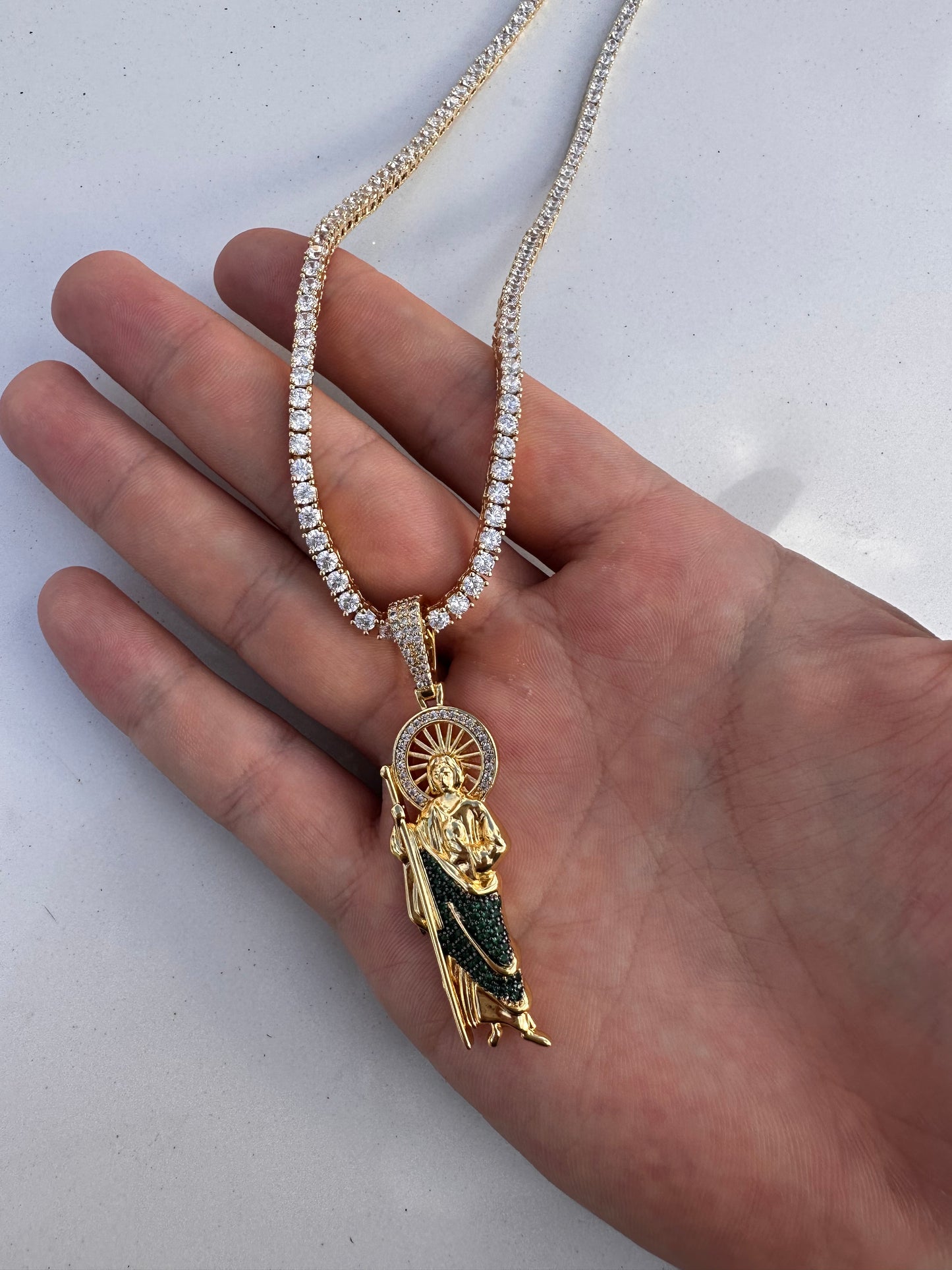 Dije de San Judas Tadeo laminado en oro con cadena tennis en promo golden 18k