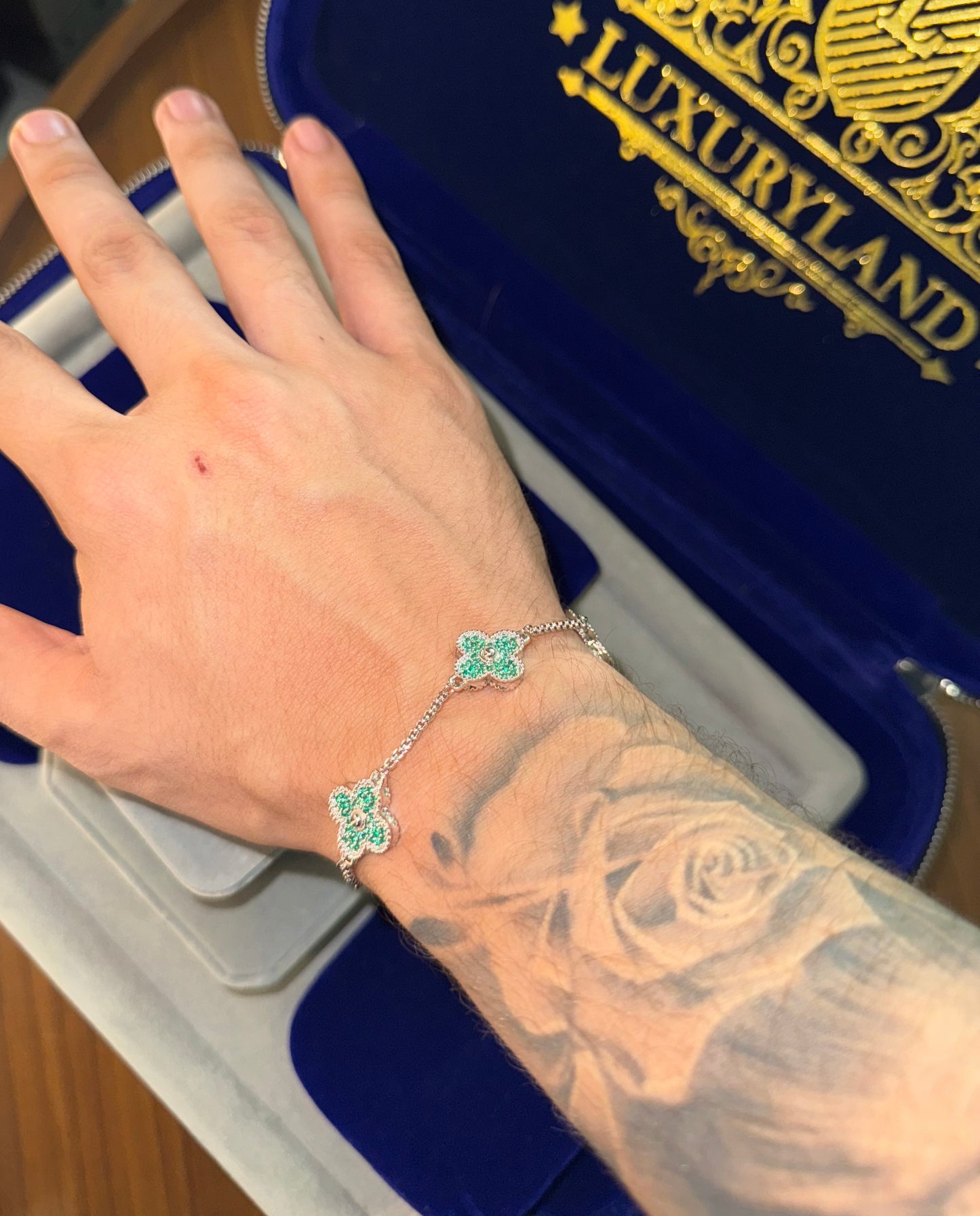 Brazalete VC. Whitegold and green full iced