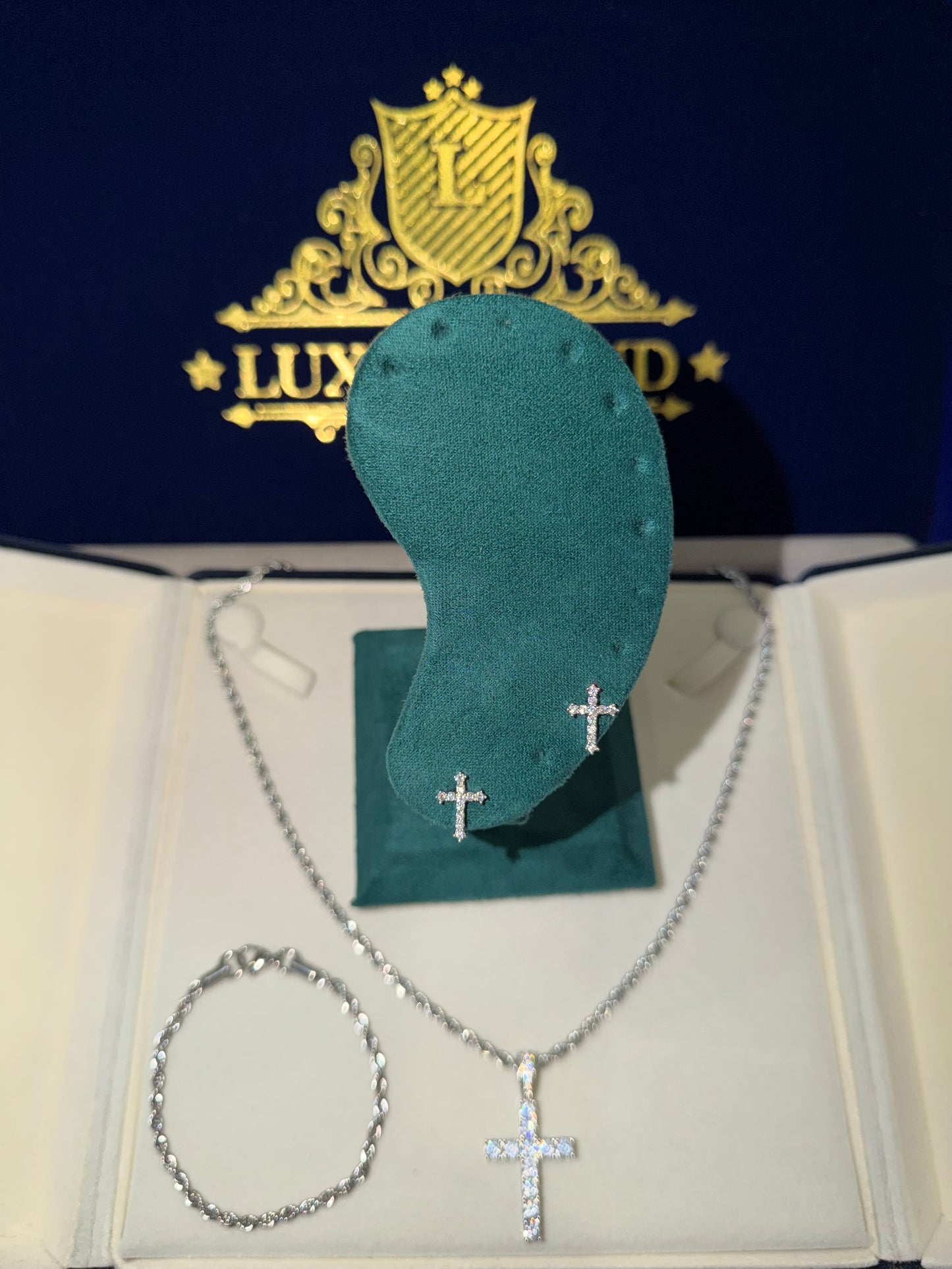 Cadena y brazalete torzal 3mm white gold con dije de cruz tennis y aretes de cruz