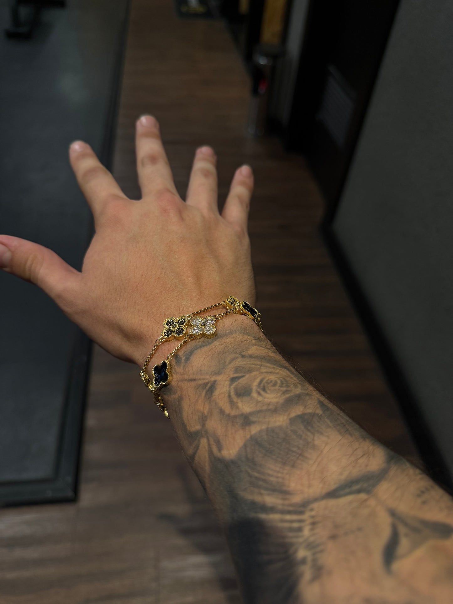 Combo de brazaletes VC. Gold & black y brazalete VC golden x black