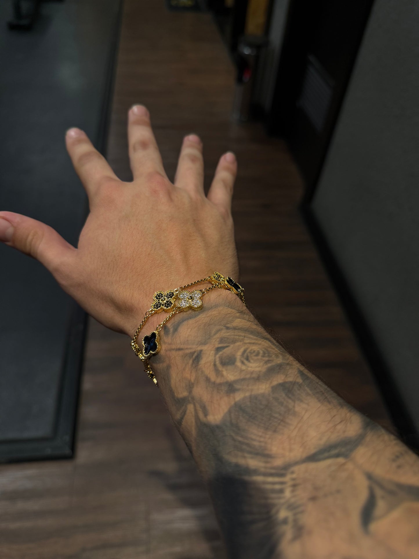 Combo de brazaletes VC. Gold & black y brazalete VC golden x black