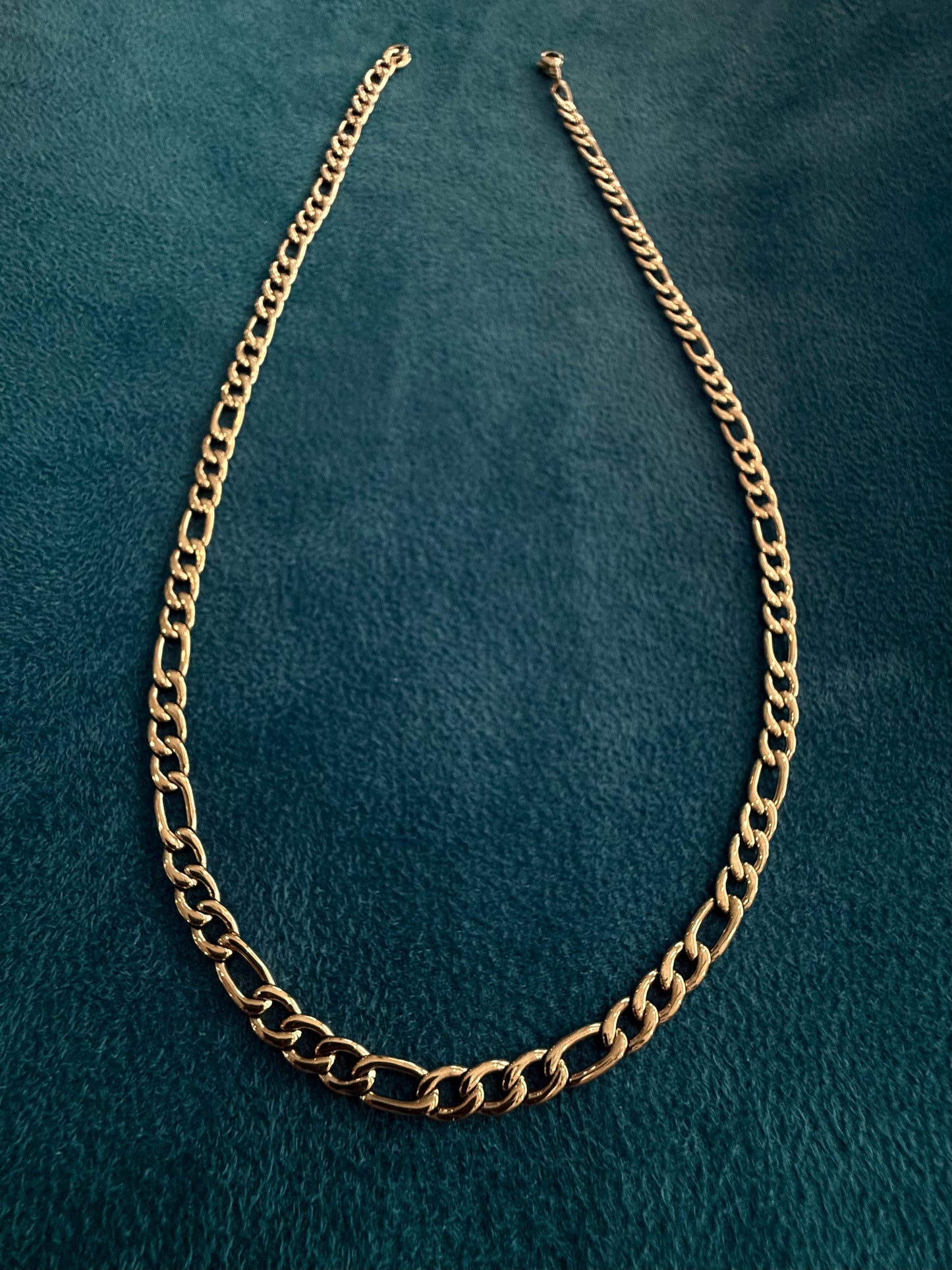 Cadena fígaro laminada en 18k 22 micras