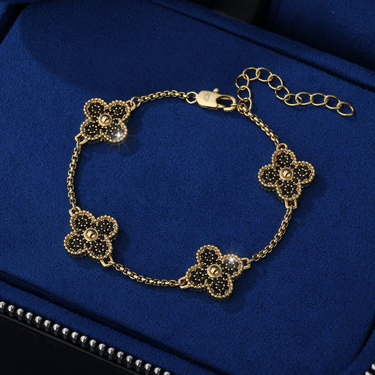 Brazalete VC. black golden and black gemstones full iced (colección 2025)