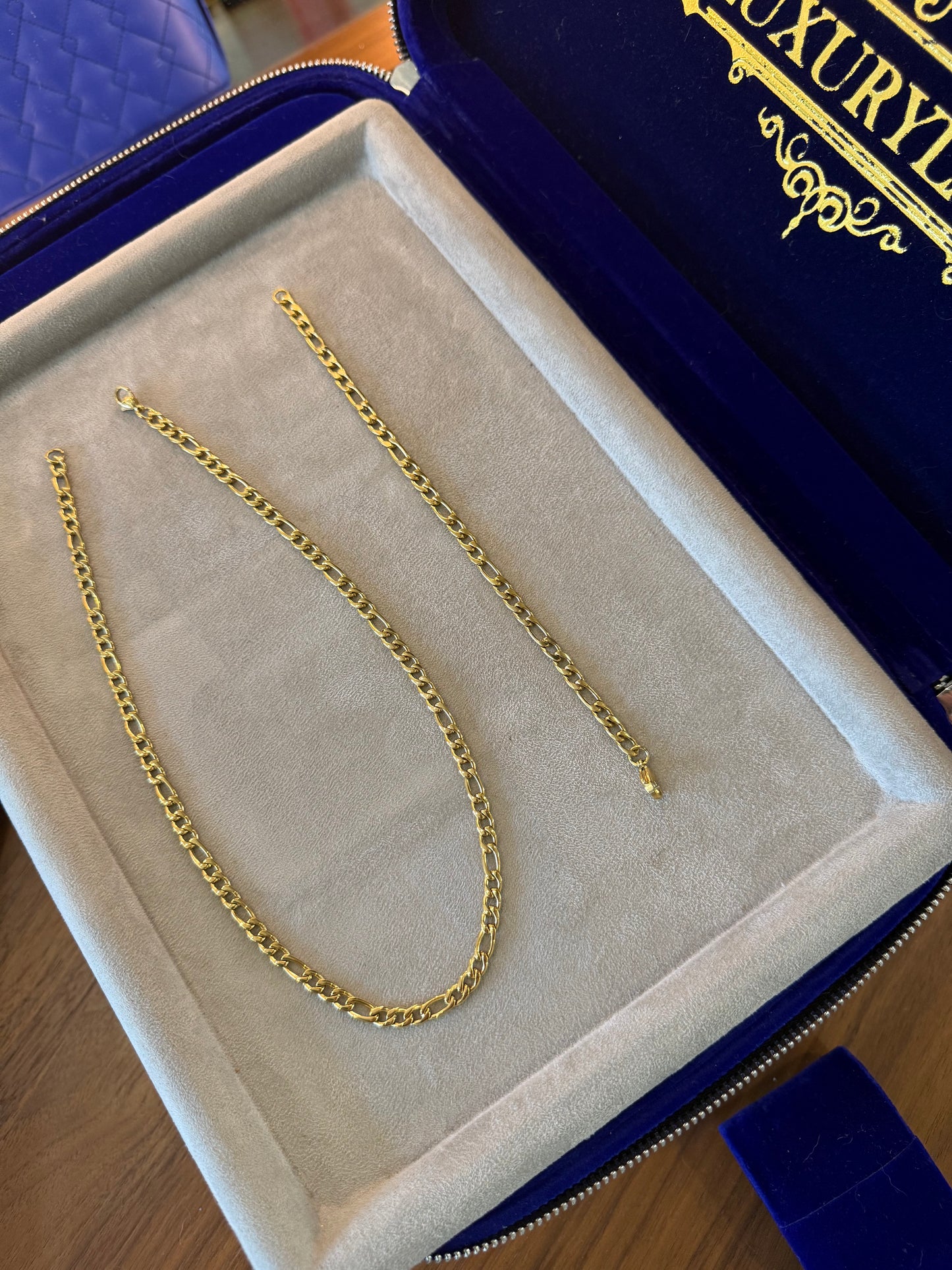 Conjunto cadena y pulso tejido CRTR, laminado 4 micras oro blanco de 18 kilates