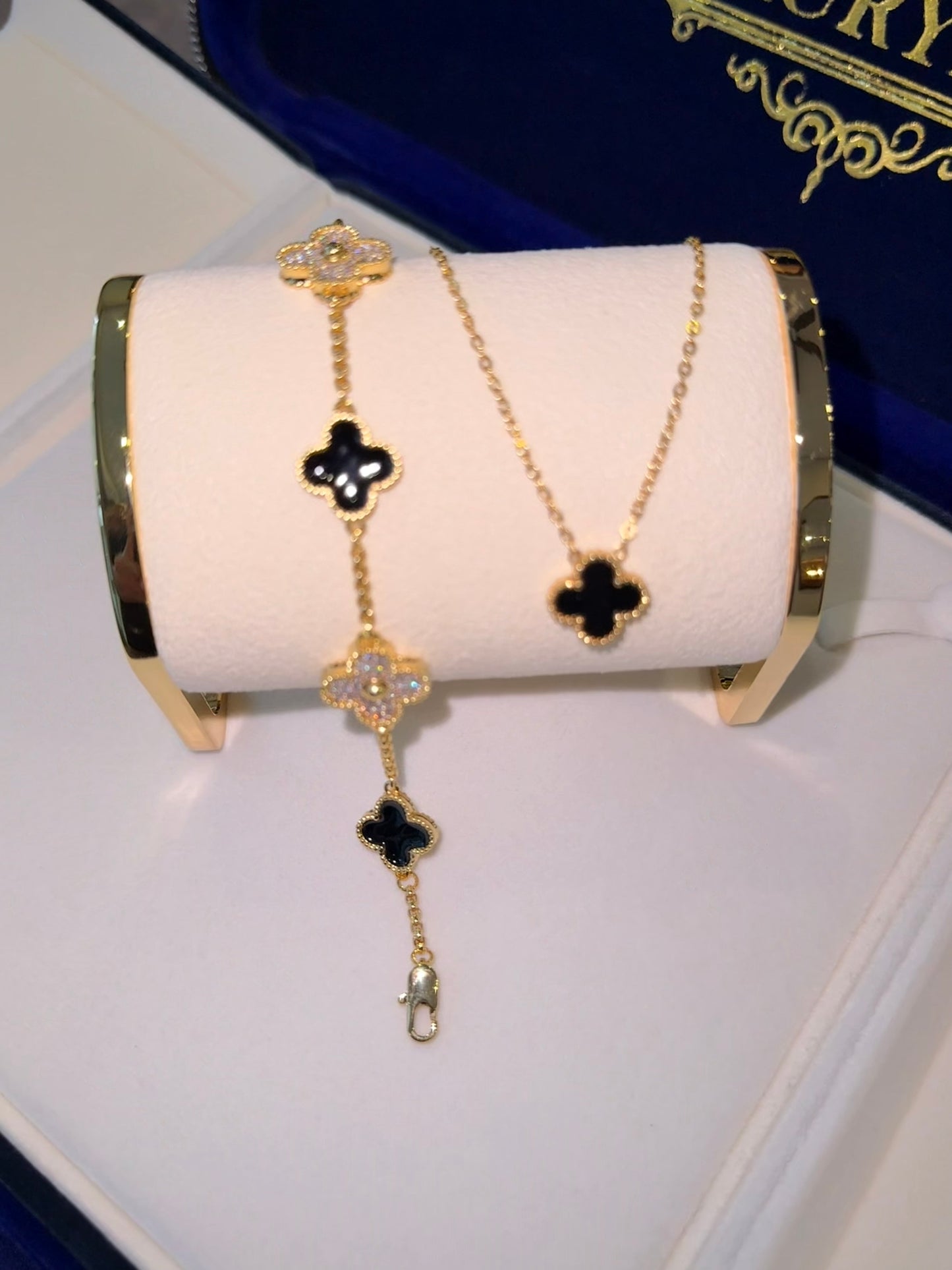 Combo brazalete y gargantilla VC. black x golden