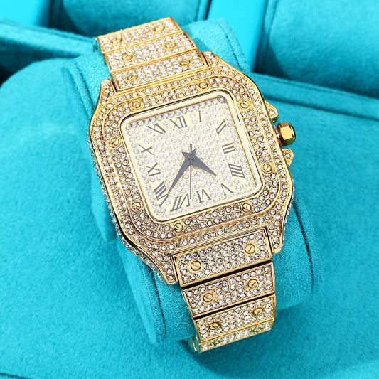 Reloj Square CRTR type reloj gold and gold  background. Colección 2025