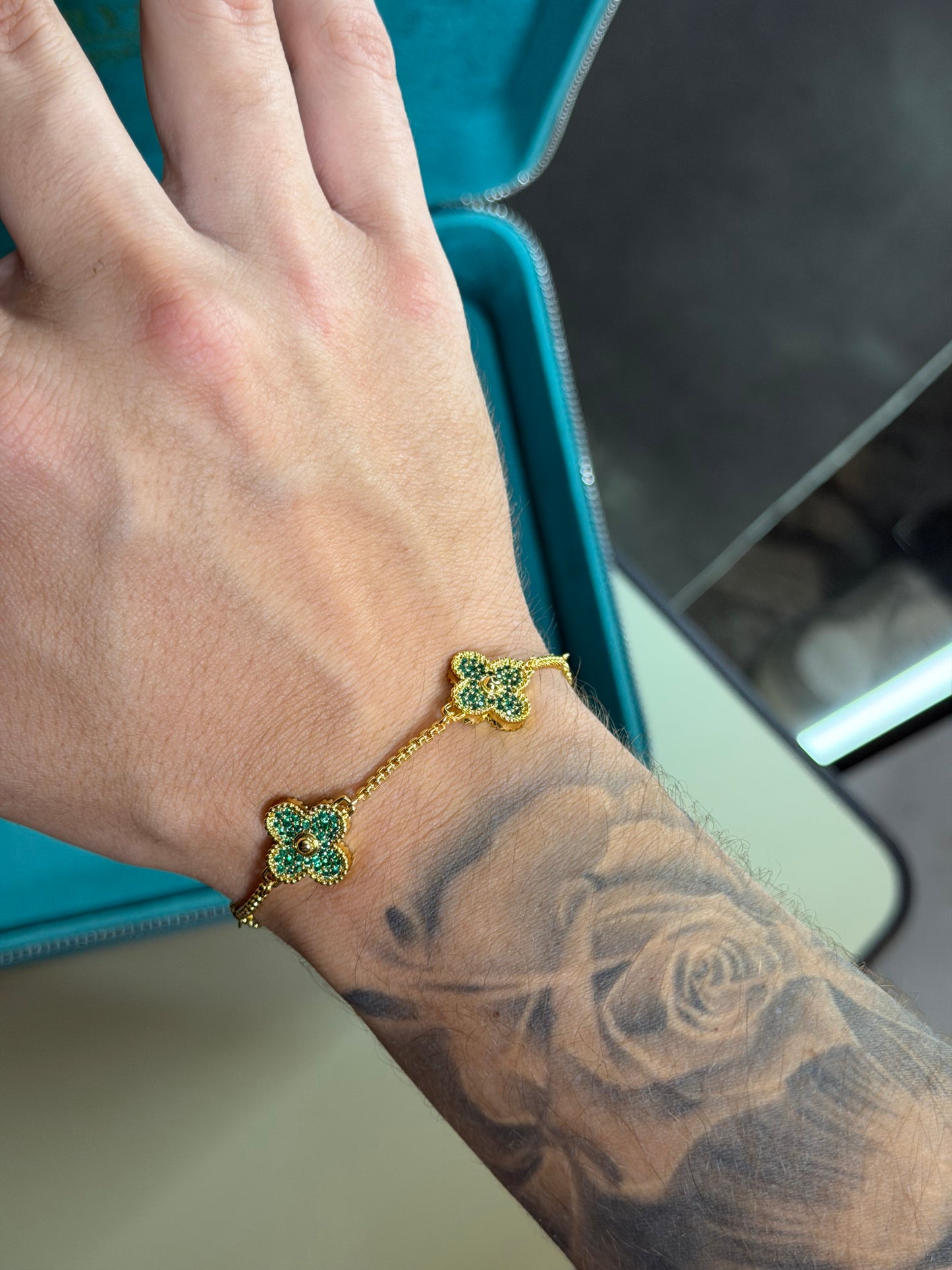 Brazalete VC. golden+green  full iced