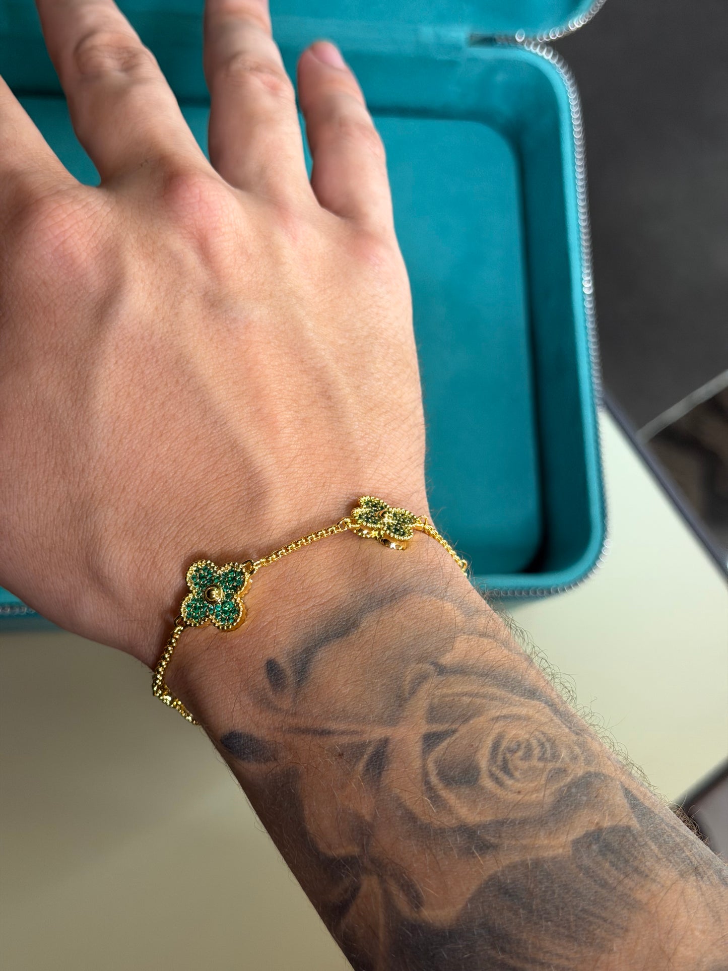 Brazalete VC. golden+green  full iced