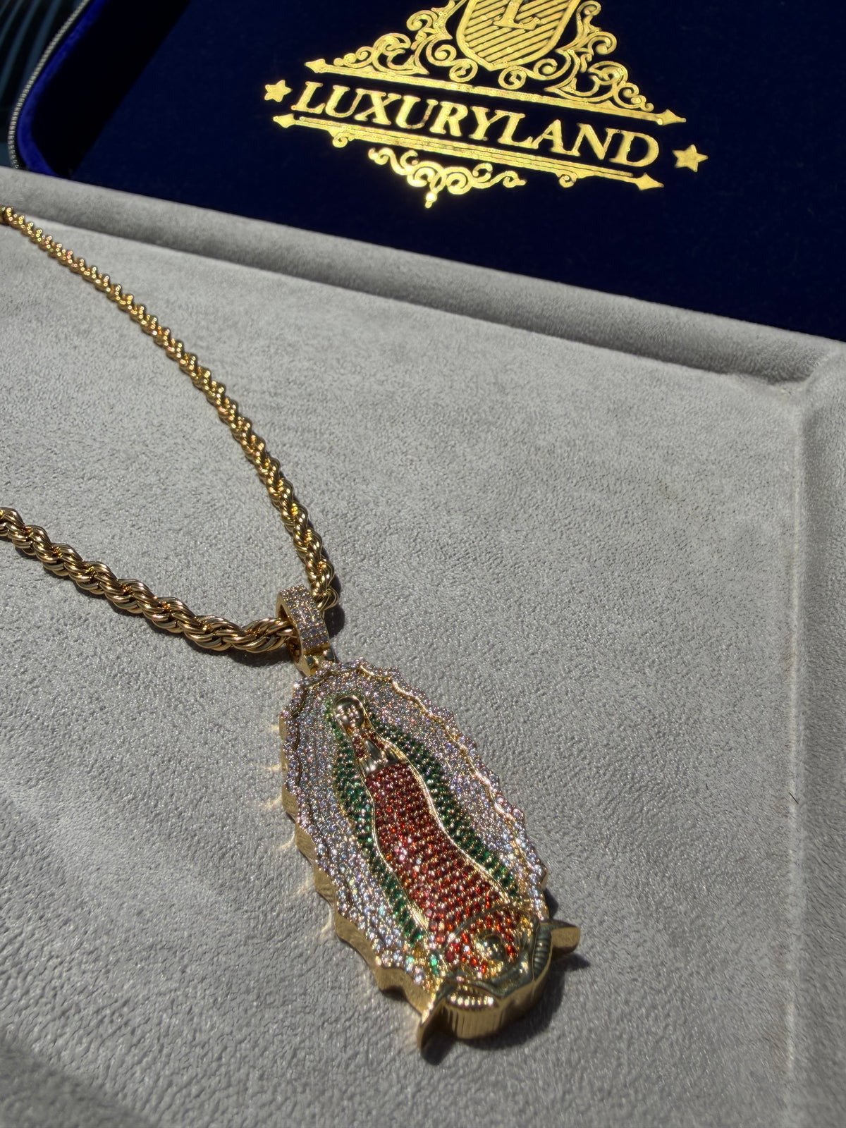 Dije de la virgen colors full iced con cadena torzal 5mm