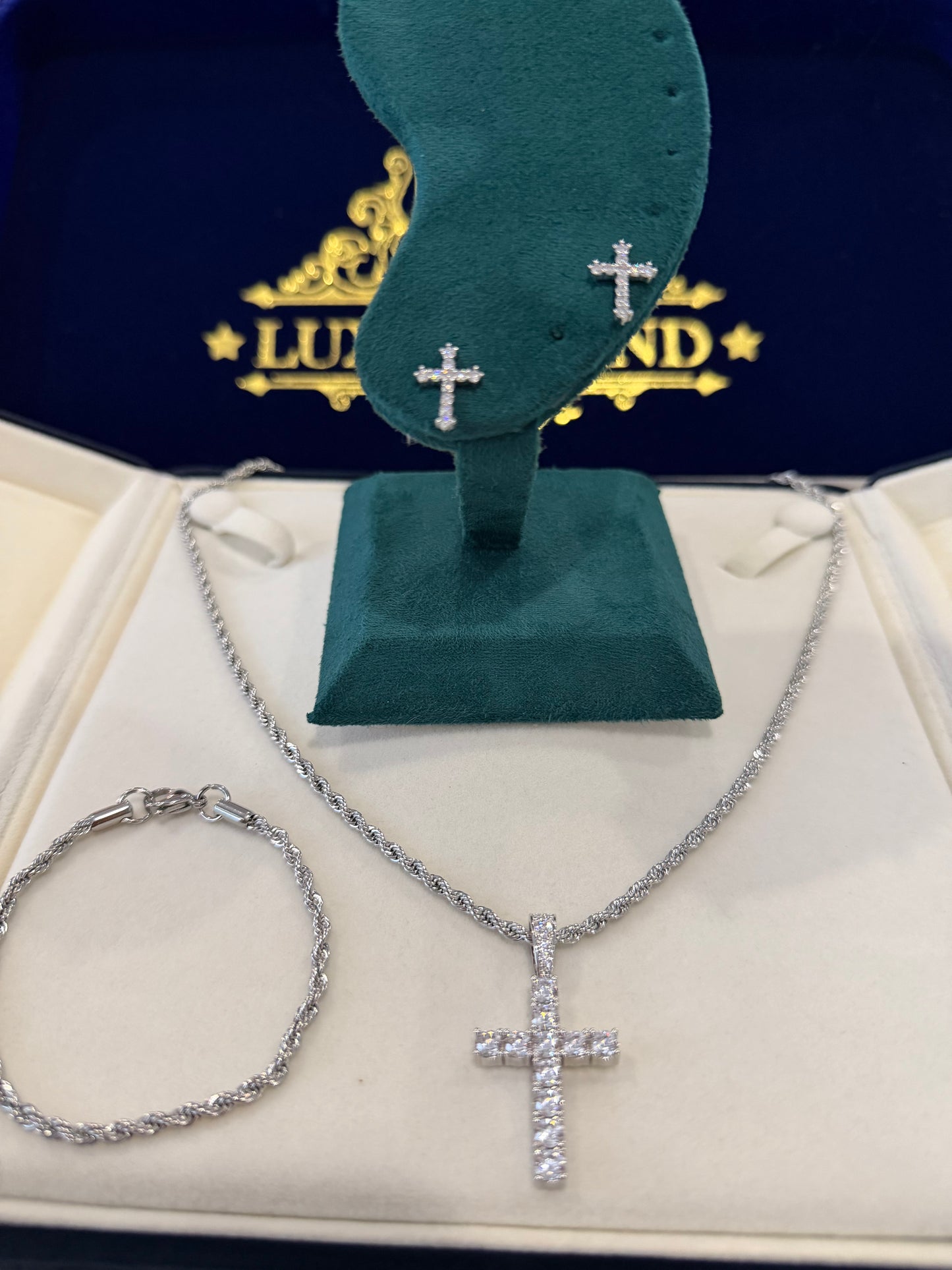 Cadena y brazalete torzal 3mm white gold con dije de cruz tennis y aretes de cruz