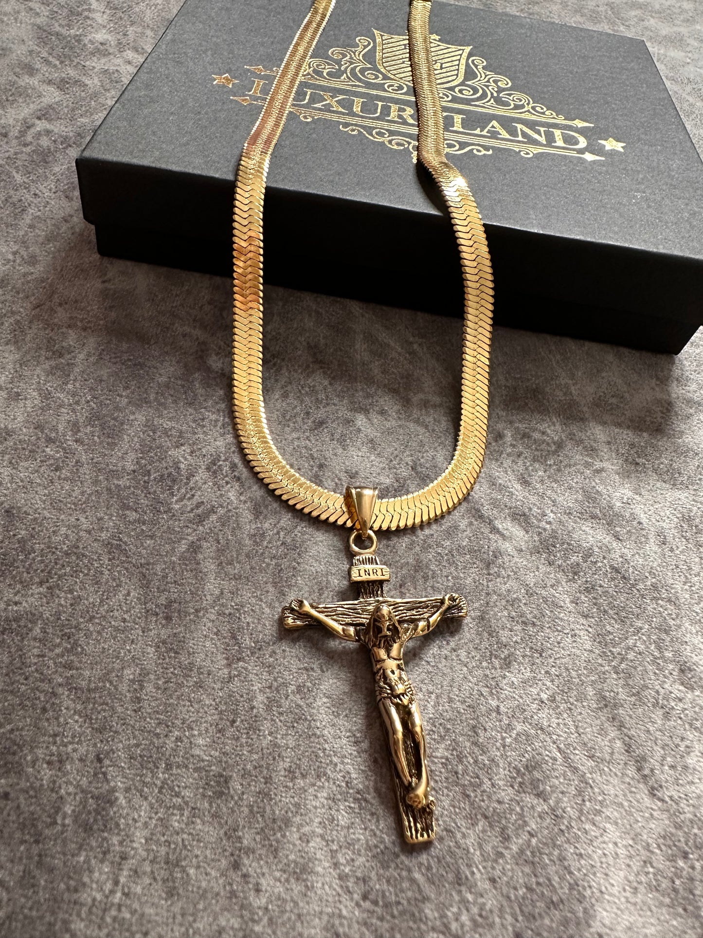 Dije de Cristo olímpico y cadena panza de serpiente Golden lamianado en 18k