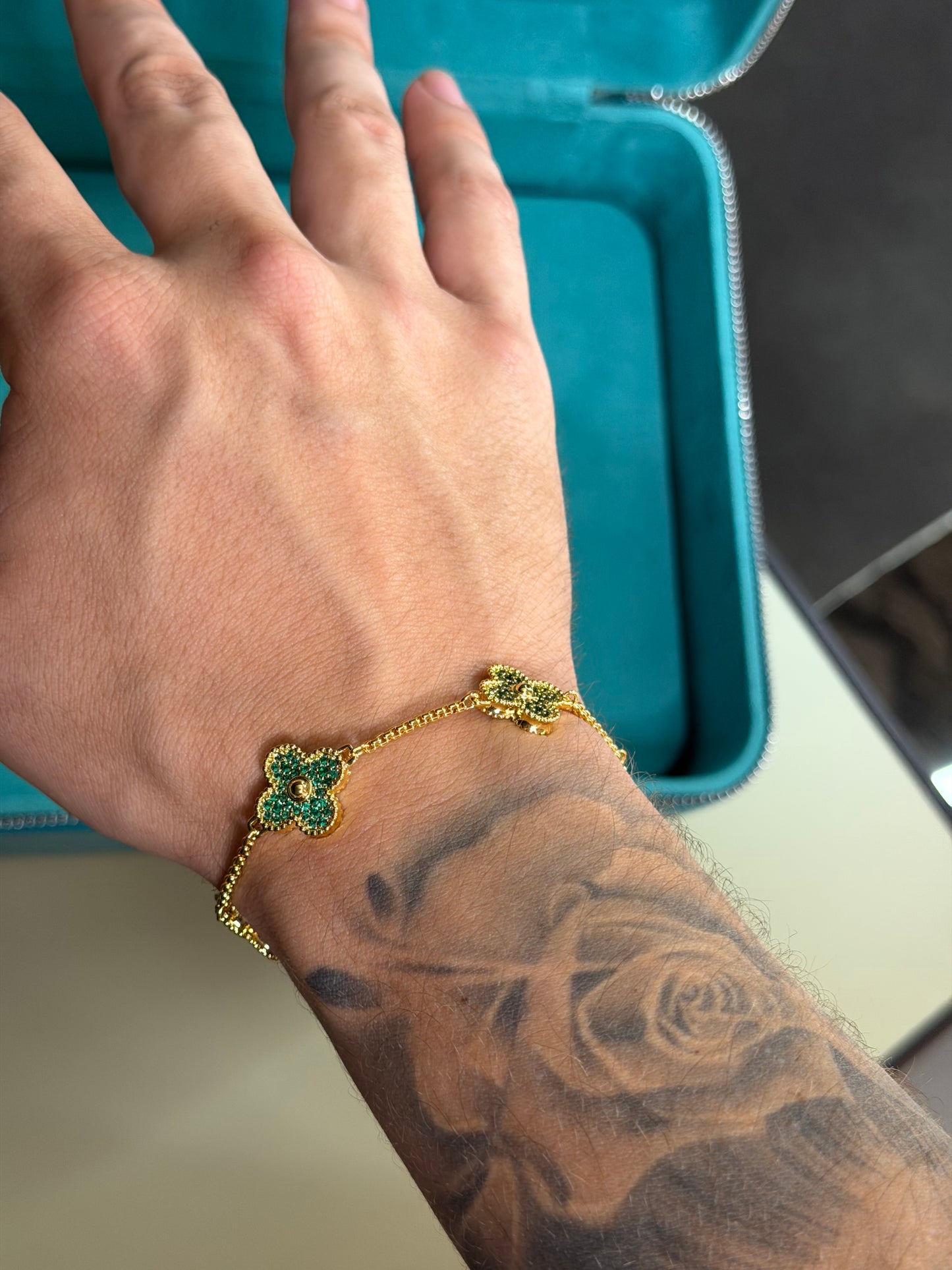 Brazalete VC. golden+green  full iced