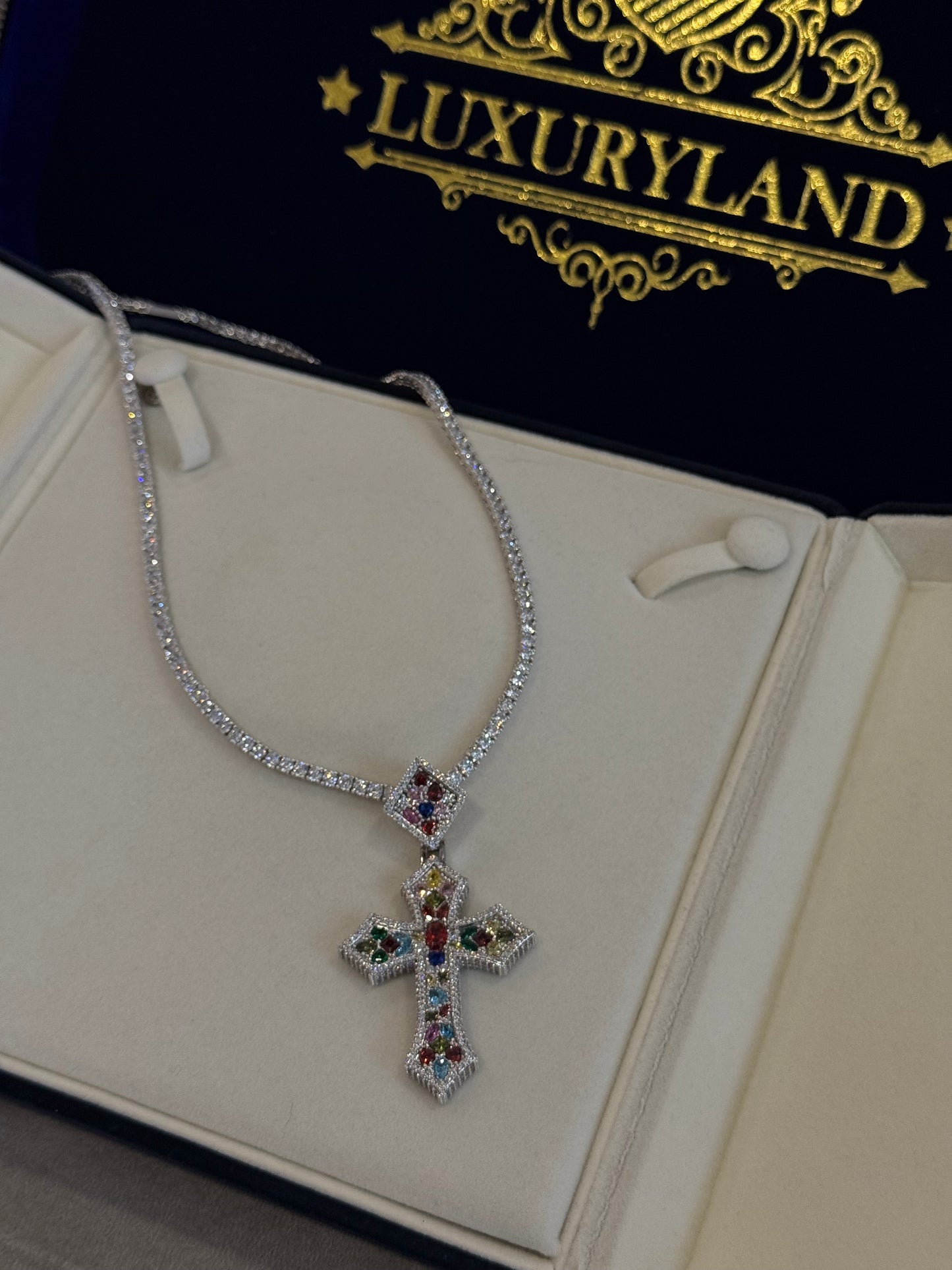 Dije de cruz de vitral full iced con cadena tennis 3mm white gold