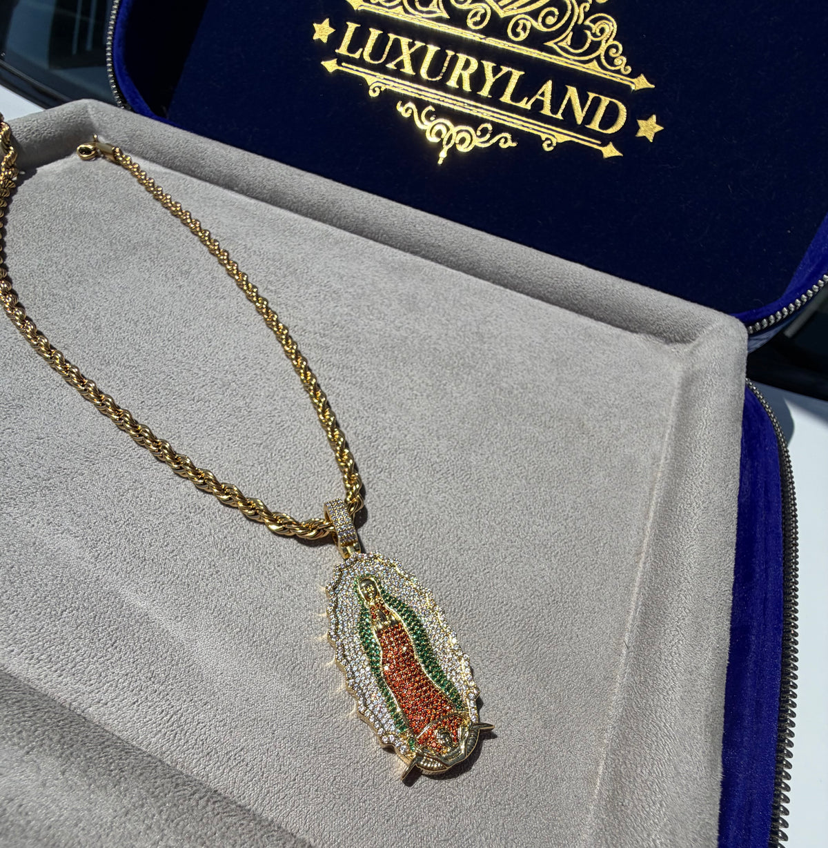 Dije de la virgen colors full iced con cadena torzal 5mm