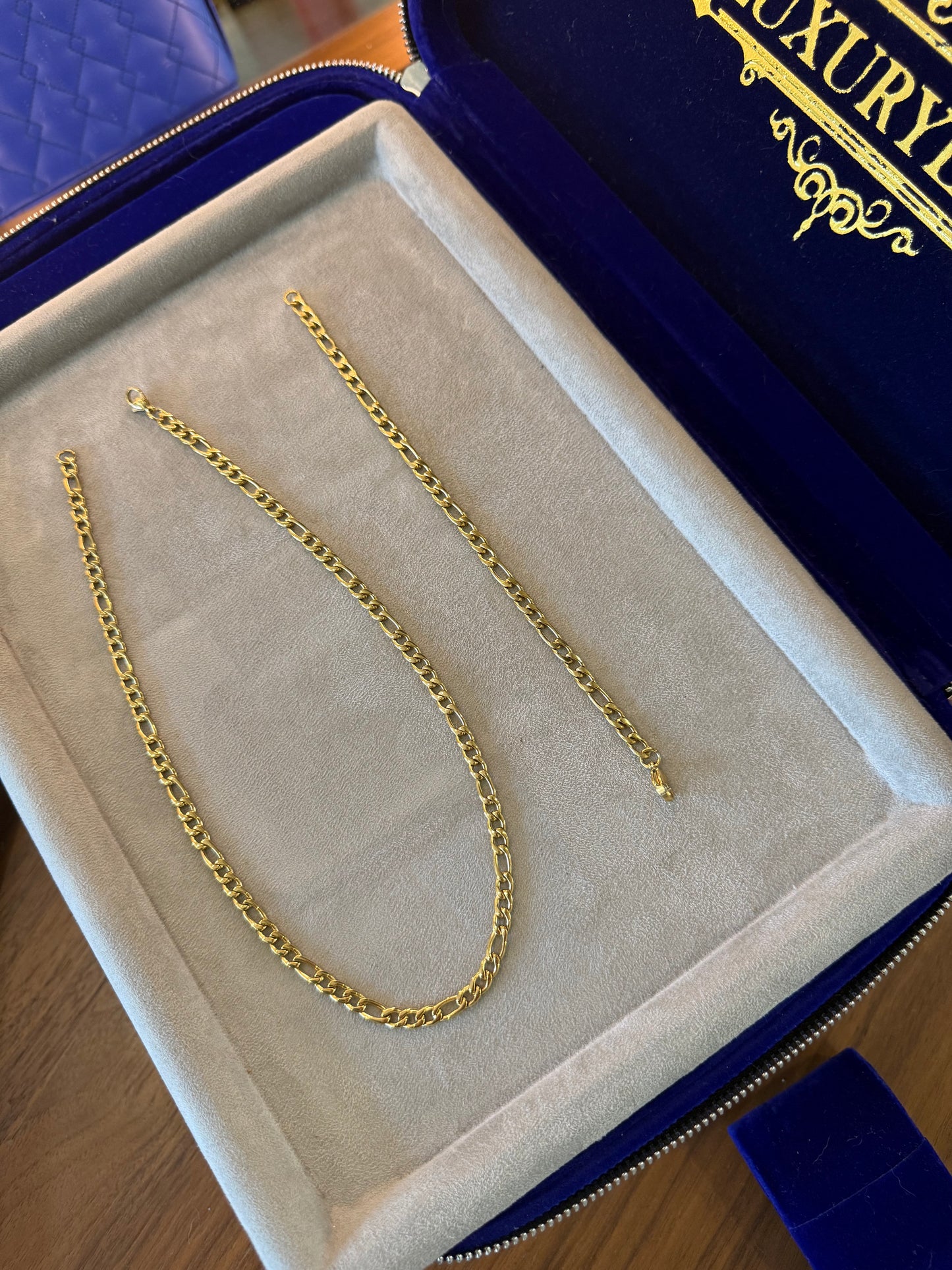 Conjunto cadena y pulso tejido CRTR, laminado 4 micras oro blanco de 18 kilates