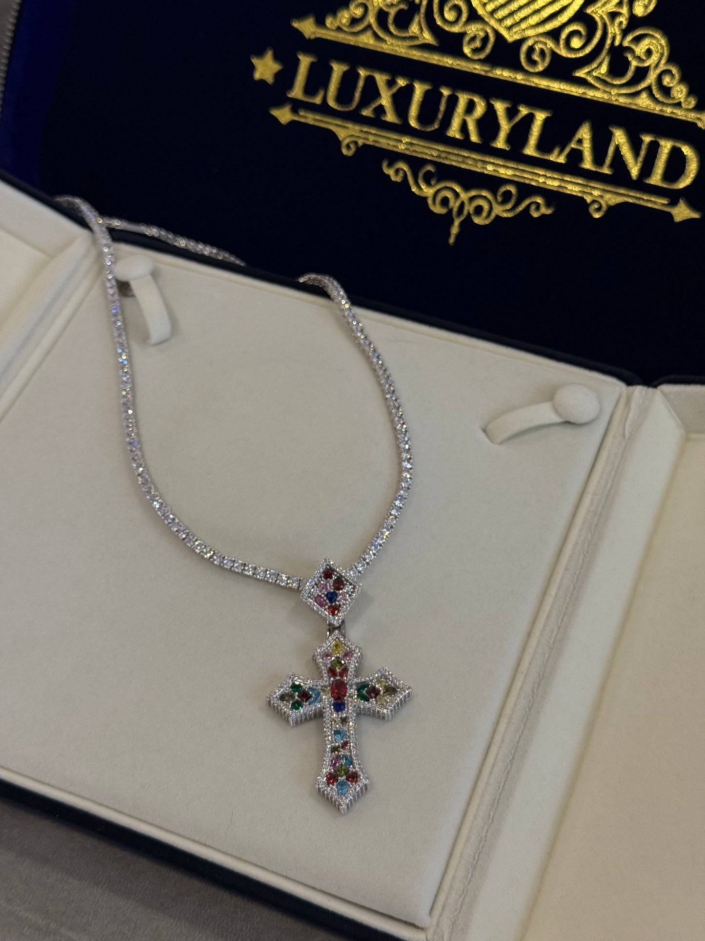 Dije de cruz de vitral full iced con cadena tennis 3mm white gold