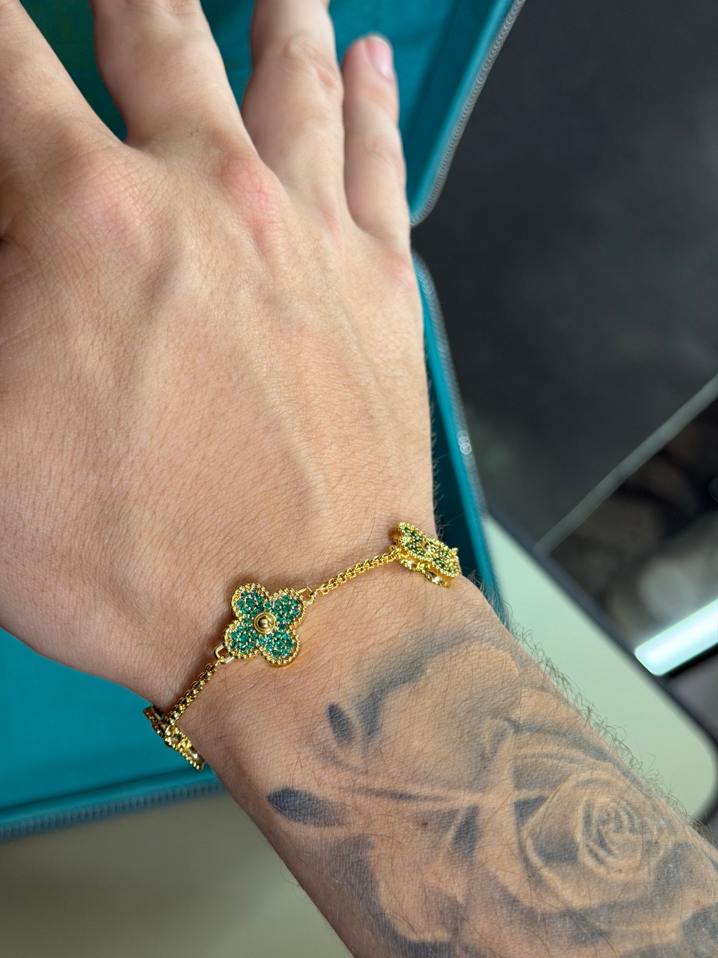 Brazalete VC. golden+green  full iced