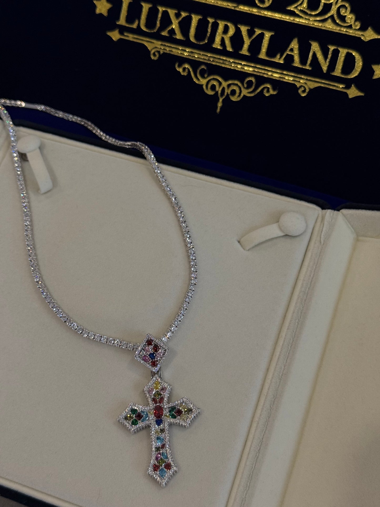 Dije de cruz de vitral full iced con cadena tennis 3mm white gold